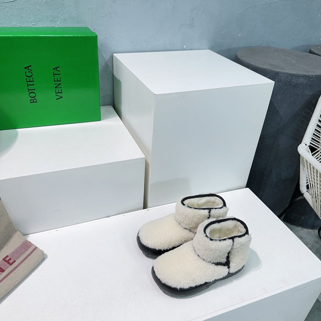 BOTTEGA VENETA MINI ANKLE BOOT IN WHITE SHEARLING WITH BLACK ULTRA LIGHTWEIGHT RUBBER OUTSOLE
