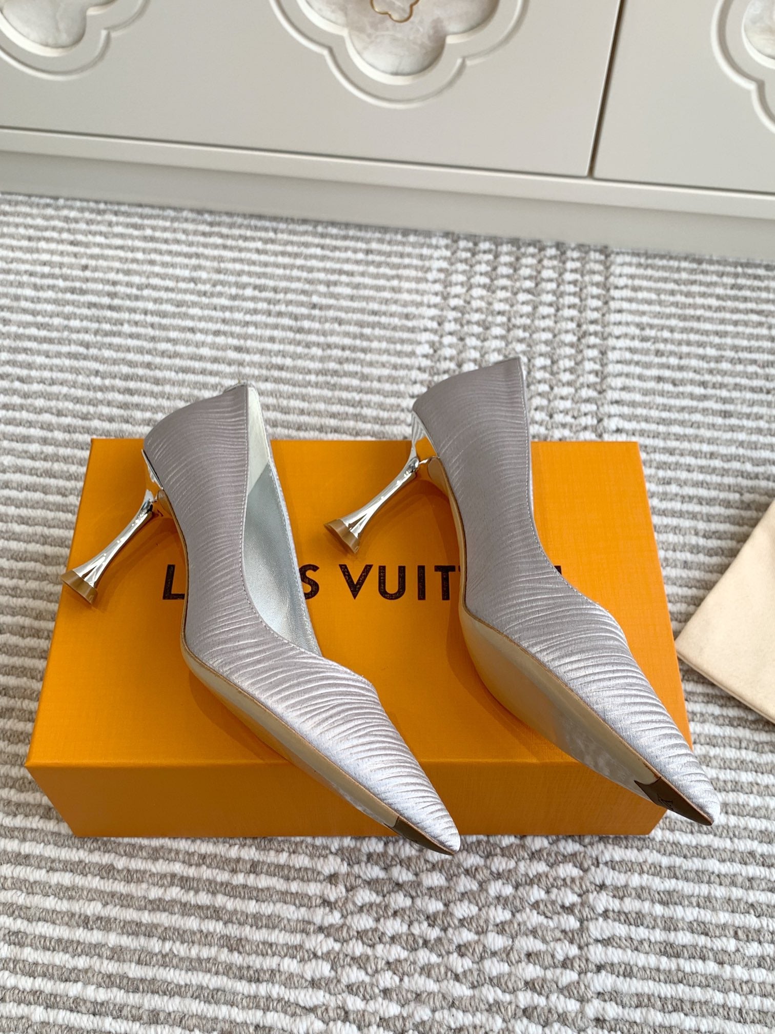 LOUIS VUITTON BLOSSOM PUMP 7 CM IN SILVER IMPORTED STRIPED SILK SATIN