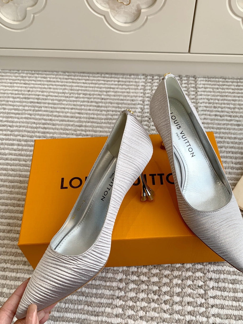LOUIS VUITTON BLOSSOM PUMP 7 CM IN SILVER IMPORTED STRIPED SILK SATIN