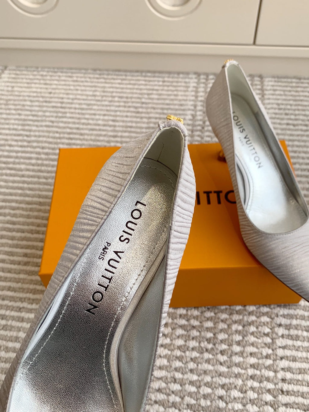 LOUIS VUITTON BLOSSOM PUMP 7 CM IN SILVER IMPORTED STRIPED SILK SATIN