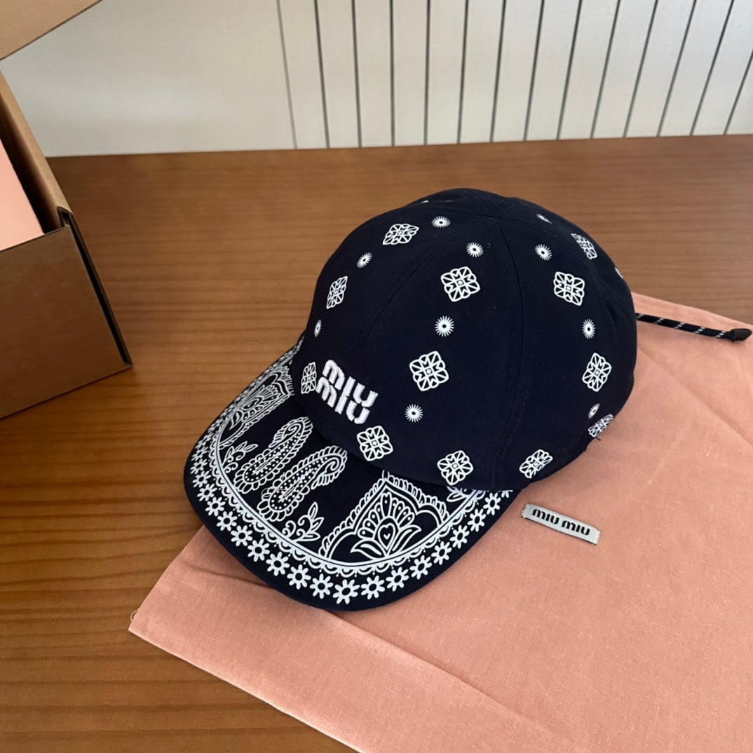 MM BASEBALL CAP IN BLACK WITH WHITE EMBROIDERED PATTERN