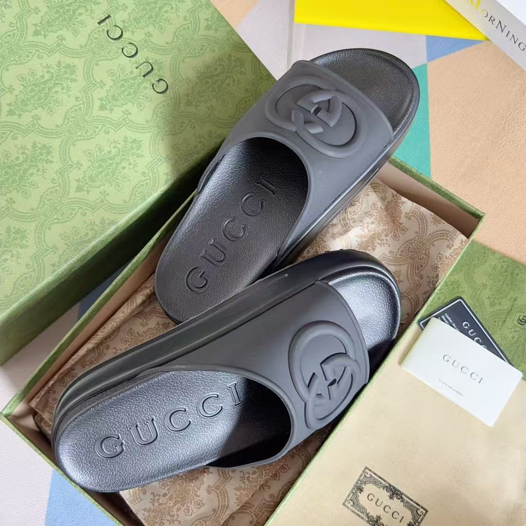 GUCCI EMBOSSED LOGO SLIDE SANDAL IN BLACK RUBBER