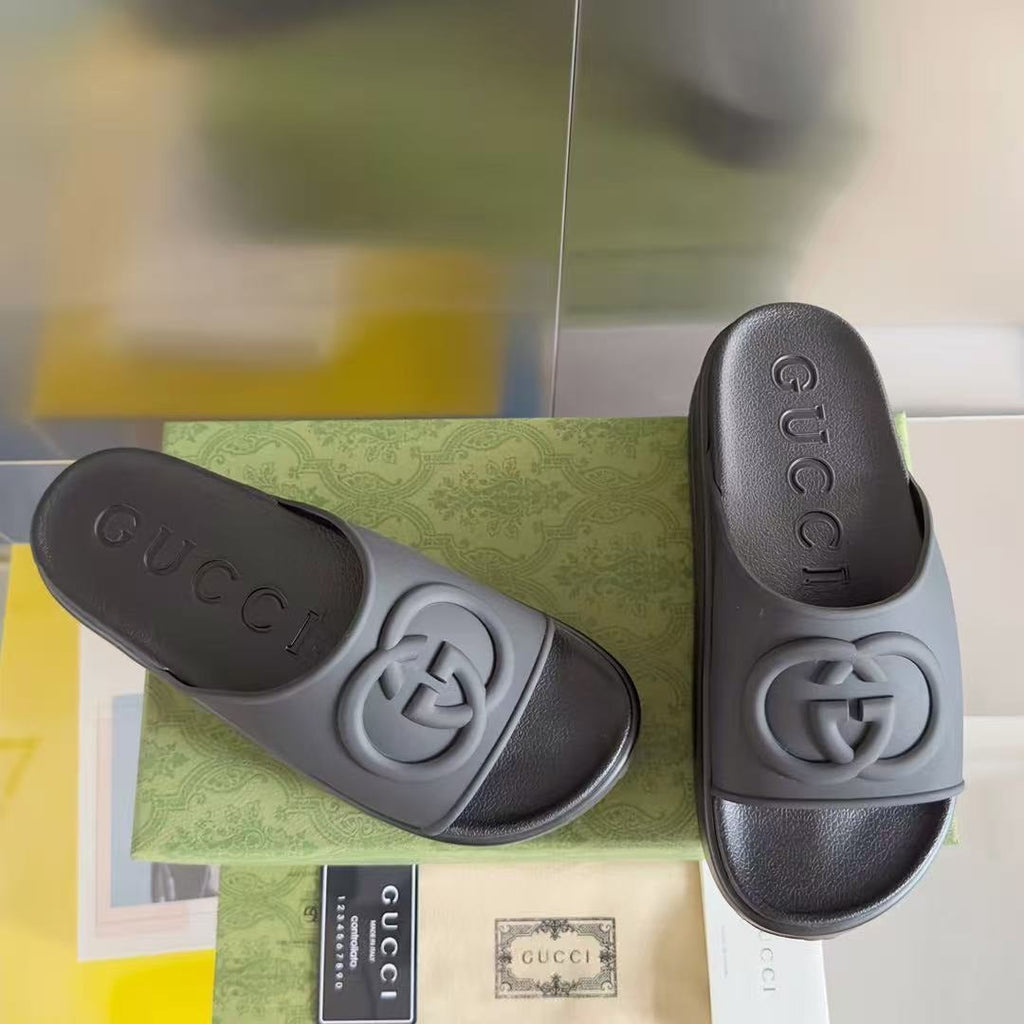 GUCCI EMBOSSED LOGO SLIDE SANDAL IN BLACK RUBBER