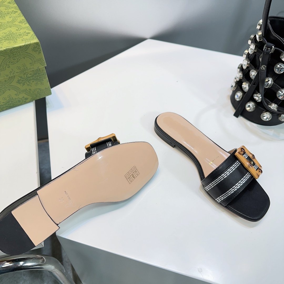 GUCCI BAMBOO BUCKLE FLAT SANDALS BLACK