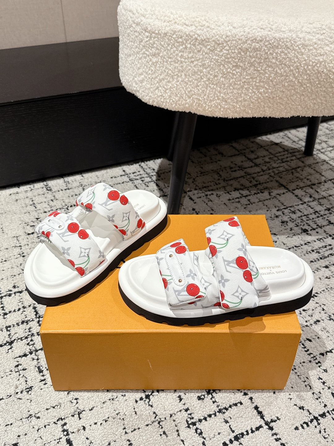 LOUIS VUITTON LV MIAMI-STYLE SANDALS 25S IN WHITE FABRIC AND CALFSKIN