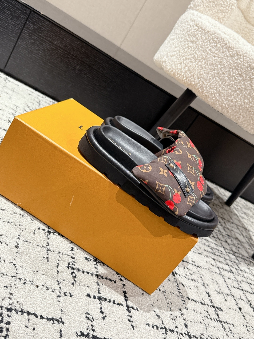LOUIS VUITTON LV MIAMI-STYLE SANDALS 25S IN BROWN FABRIC AND BLACK CALFSKIN