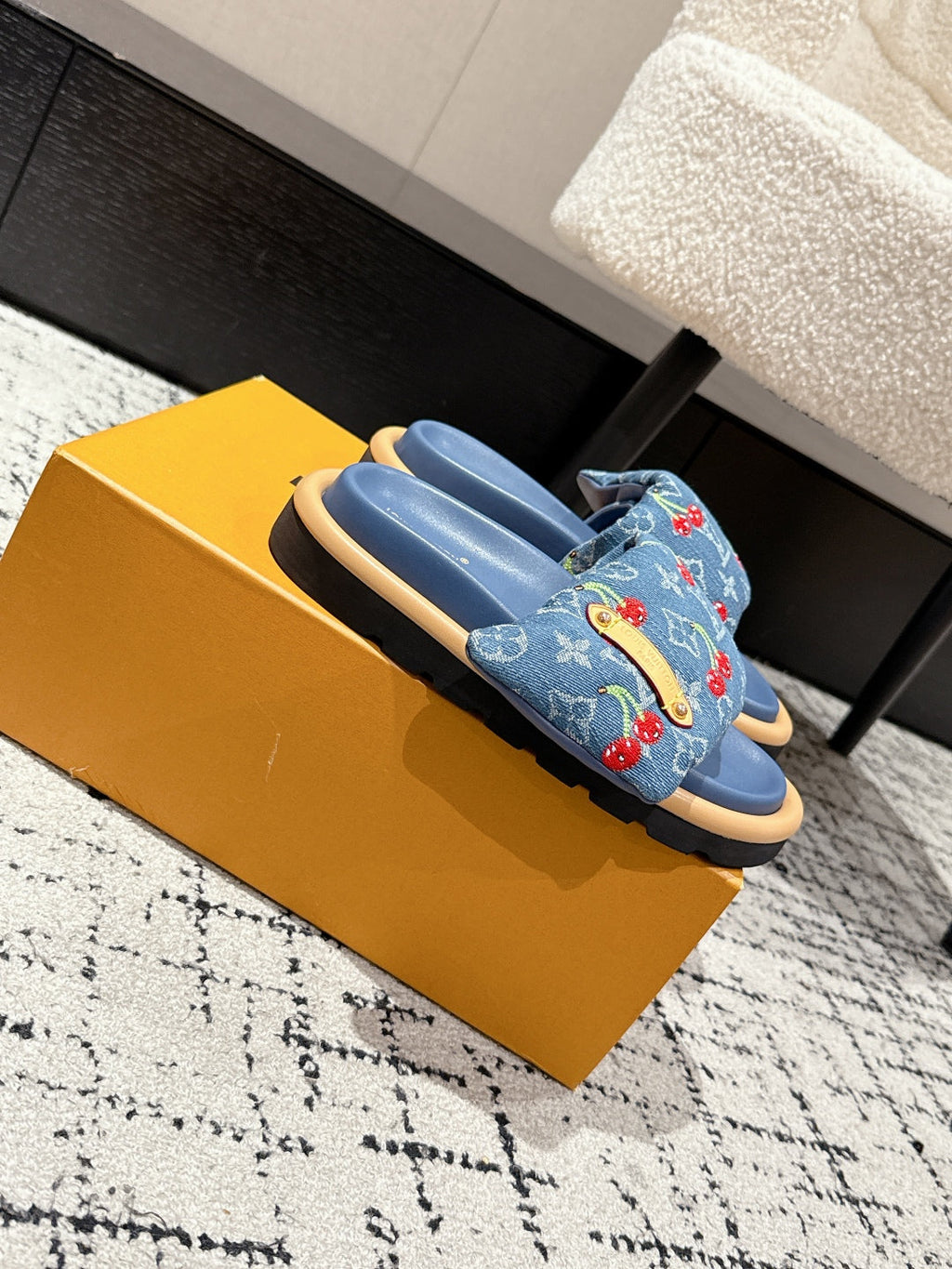 LOUIS VUITTON LV MIAMI-STYLE SANDALS 25S IN BLUE DENIM AND CALFSKIN