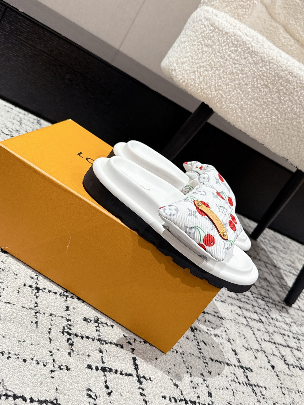 LOUIS VUITTON LV MIAMI-STYLE SANDALS 25S IN WHITE FABRIC AND CALFSKIN