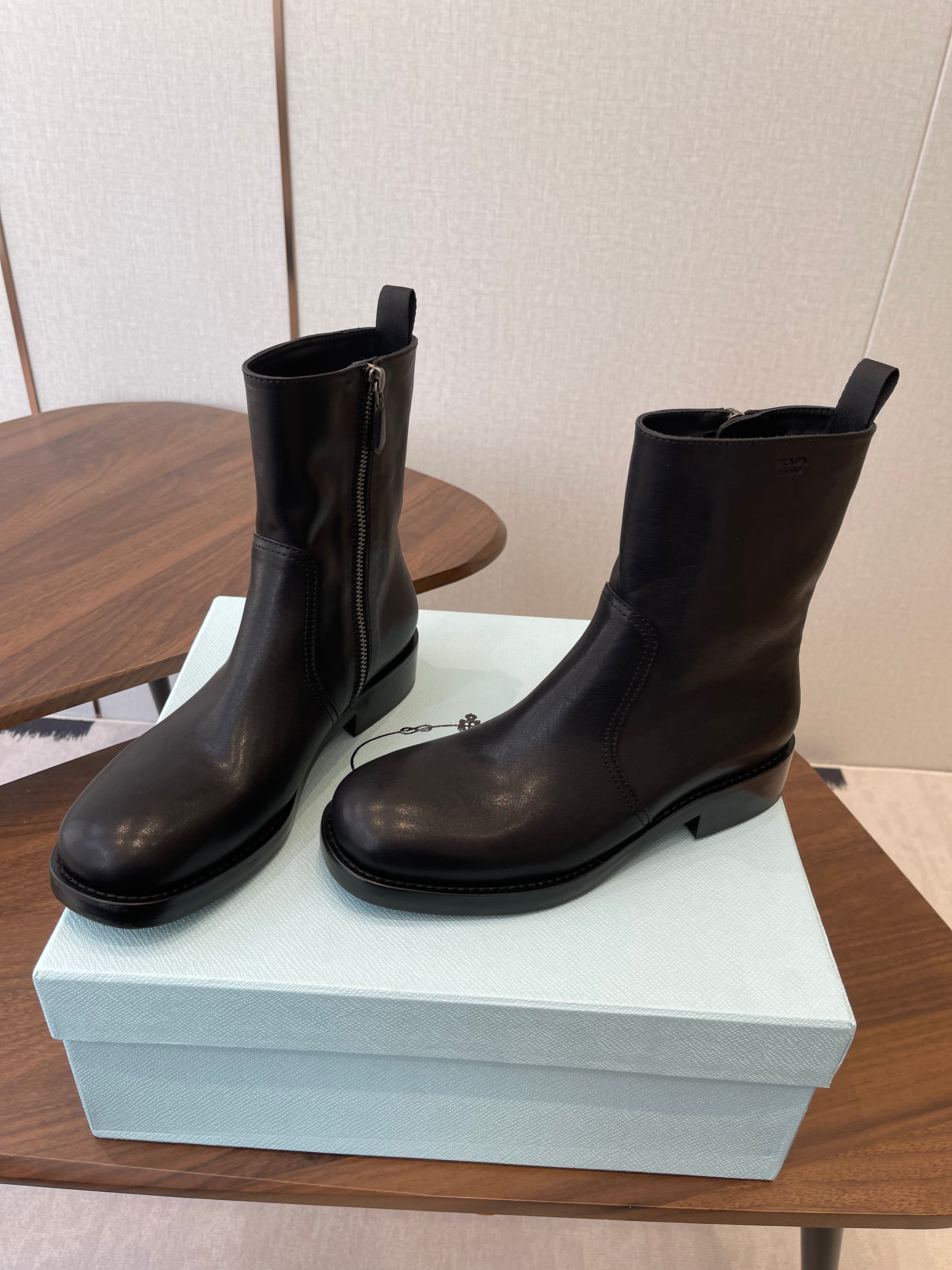 PRADA 25S COWBOY BOOTS IN RK BLACK-BROWN CALFSKIN