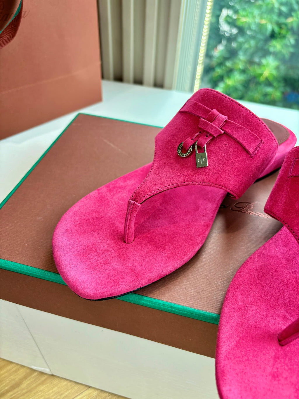 LP THONG SANDALS 25S IN DARK PINK SUEDE