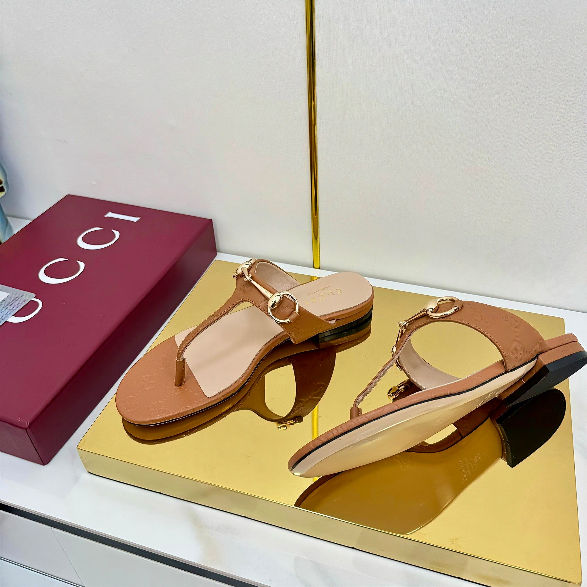 GUCCI THONG SANDALS IN BROWN LAMBSKIN PRINTED LOGO WITH GOLD HARDWARE
