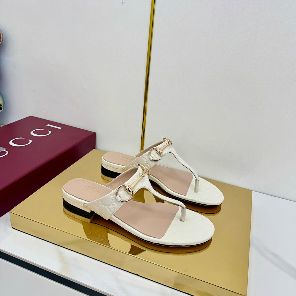GUCCI THONG SANDALS IN CREAM WHITE LAMBSKIN PRINTED LOGO WITH GOLD HARDWARE