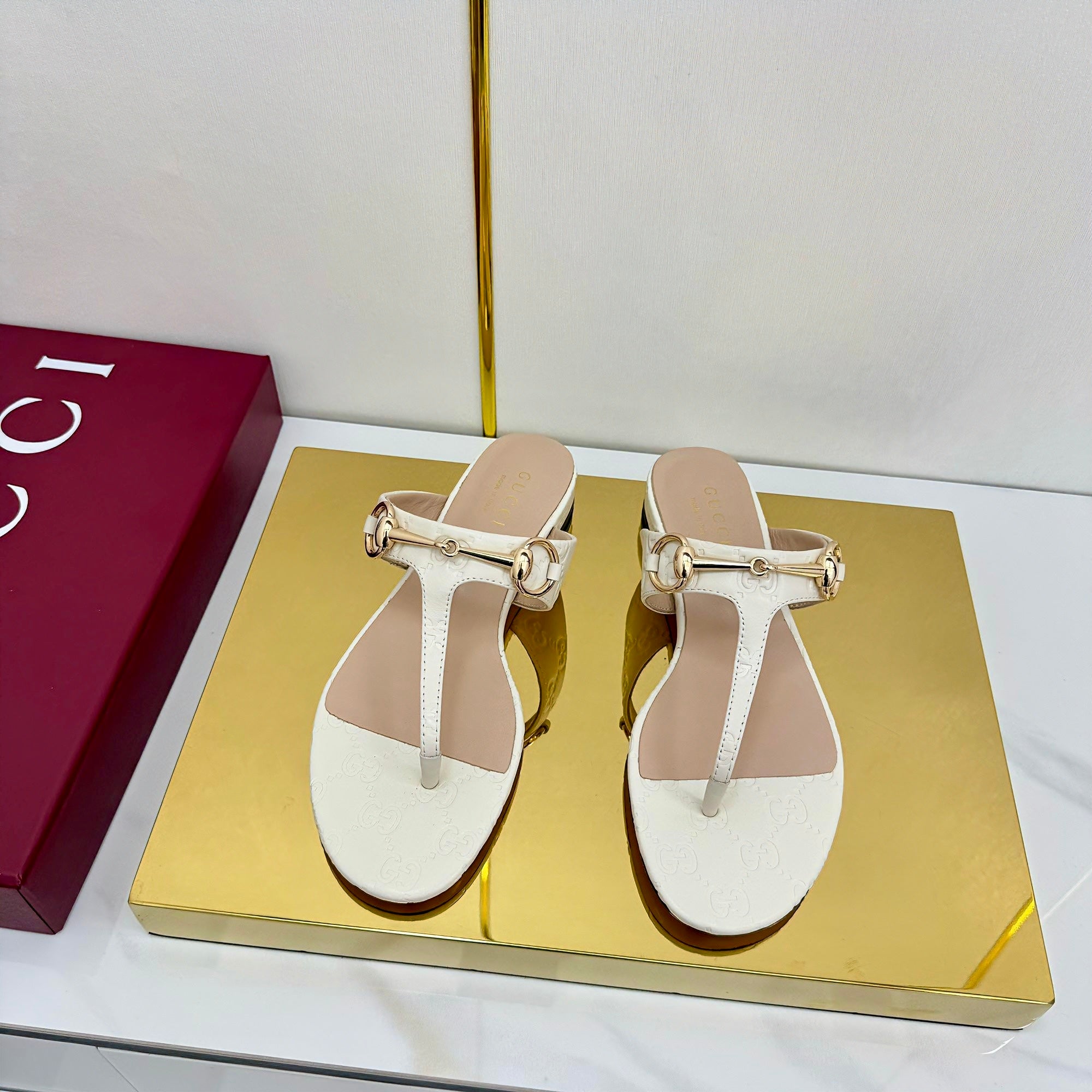 GUCCI THONG SANDALS IN CREAM WHITE LAMBSKIN PRINTED LOGO WITH GOLD HARDWARE