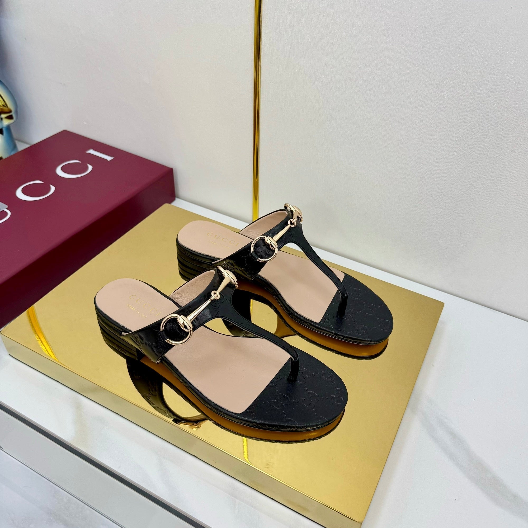 GUCCI THONG SANDALS IN BLACK LAMBSKIN PRINTED LOGO WITH GOLD HARDWARE