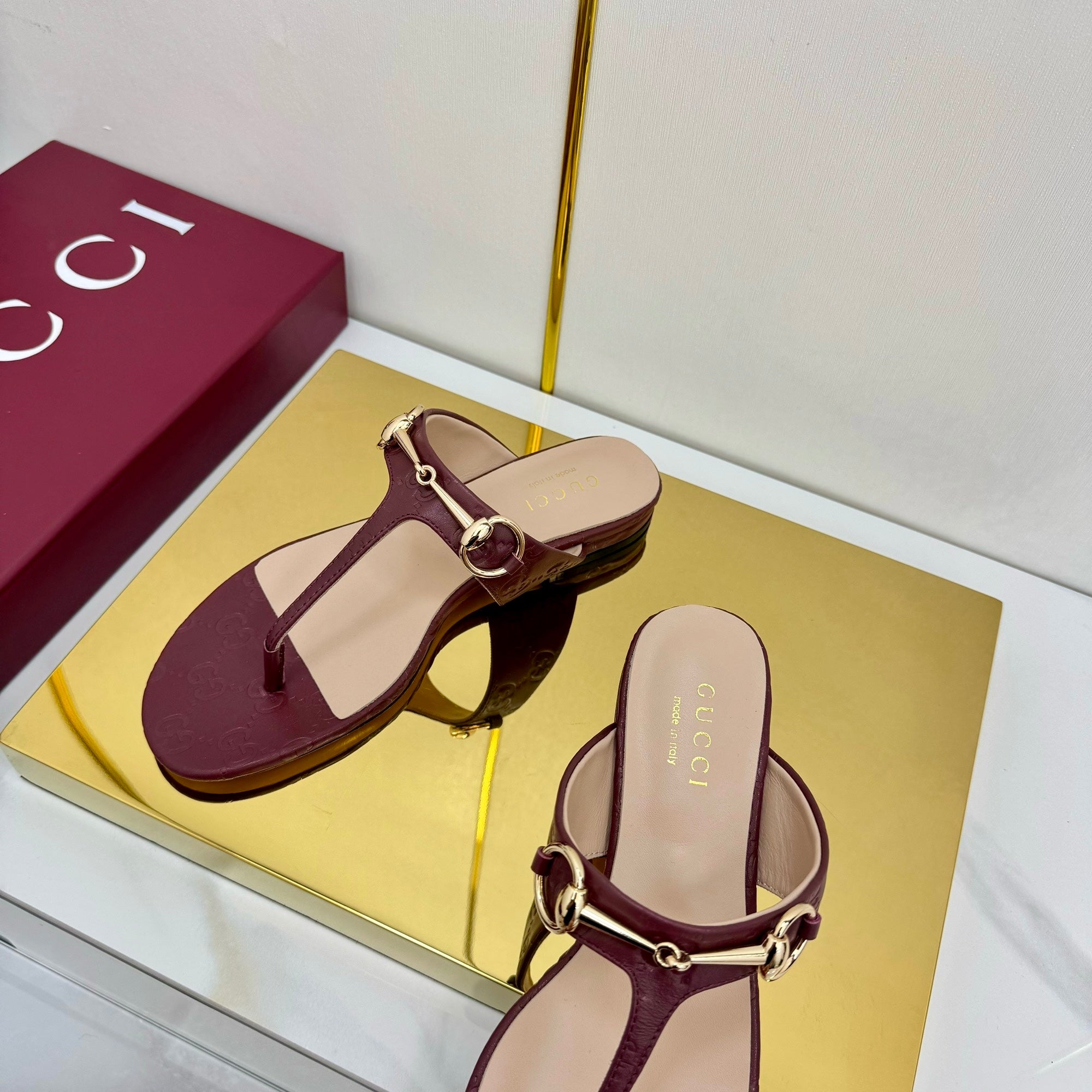 GUCCI THONG SANDALS IN RED LAMBSKIN PRINTED LOGO WITH GOLD HARDWARE