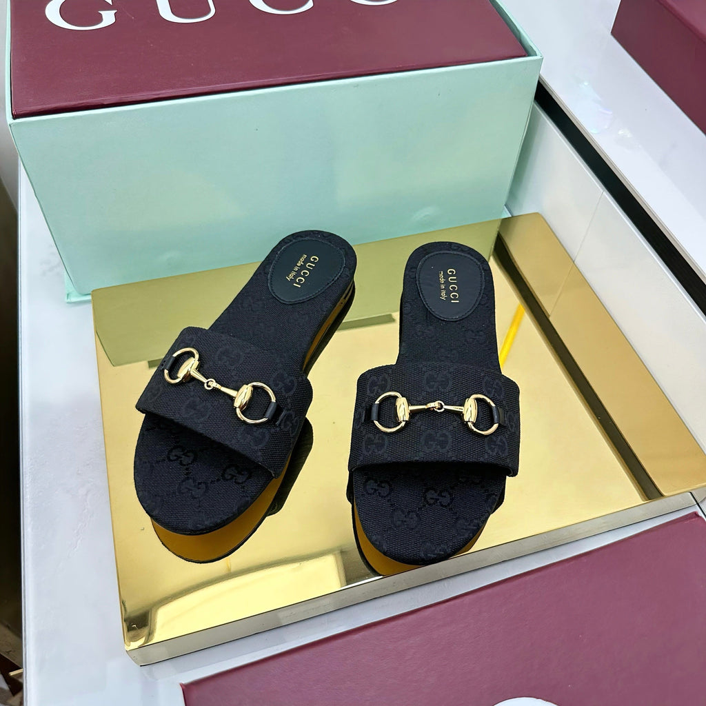 GUCCI SLIDES IN BLACK WITH GOLD HARDWARE