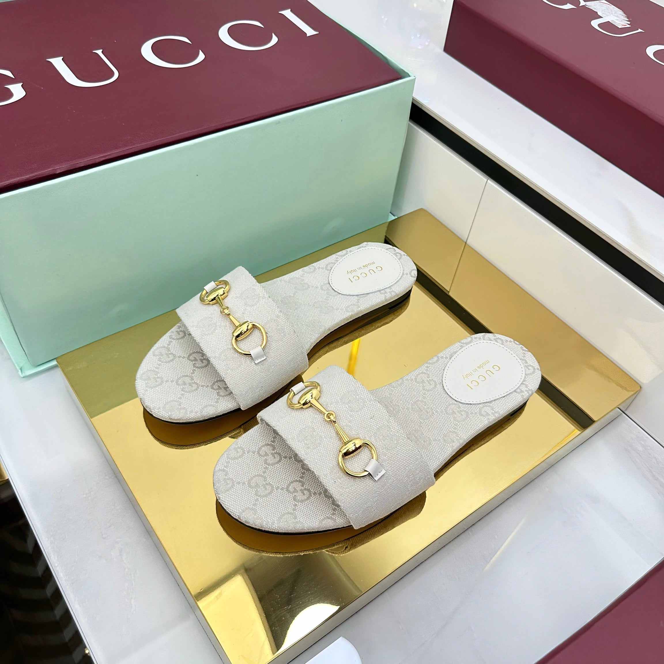 GUCCI SLIDES IN IVORY WITH GOLD HARDWARE