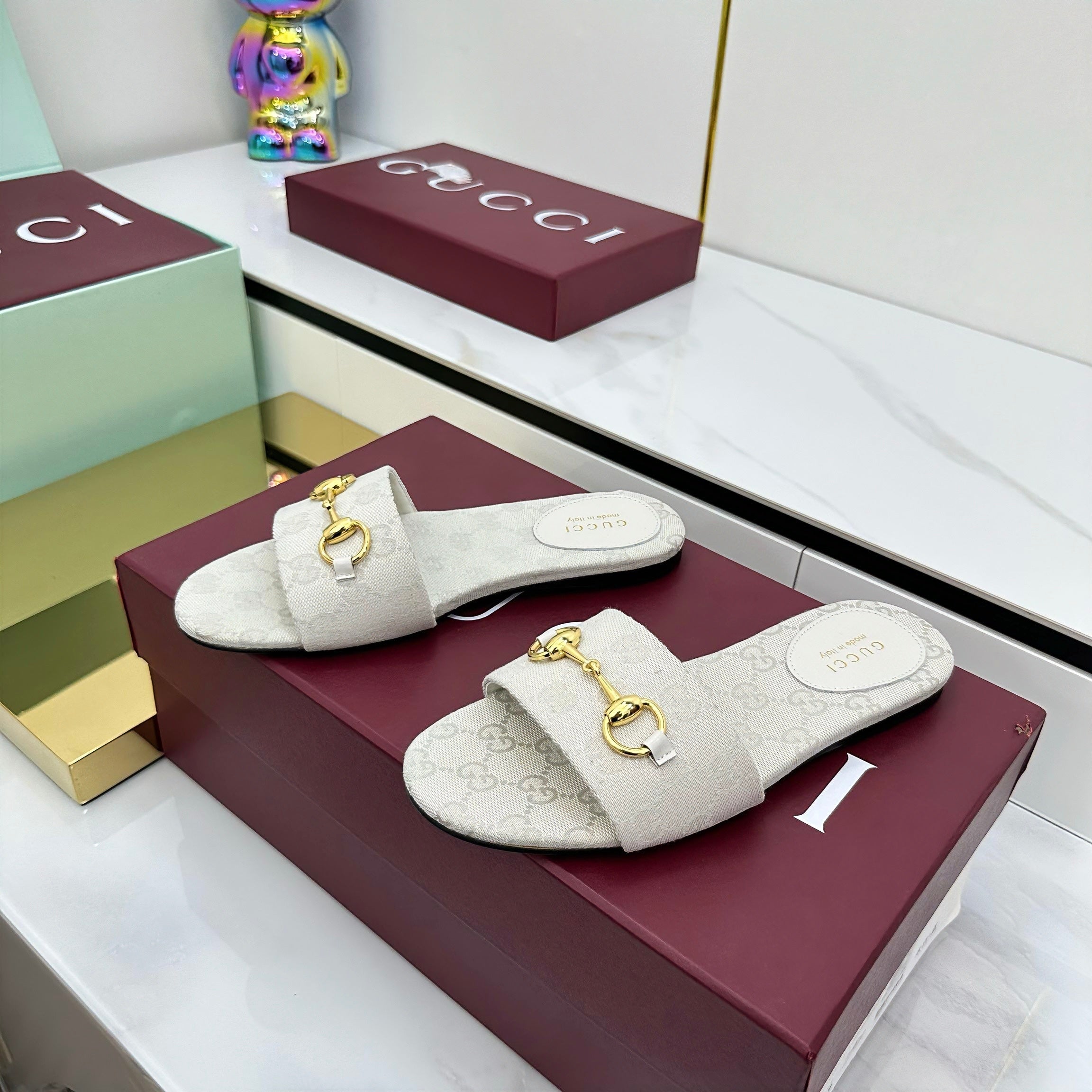 GUCCI SLIDES IN IVORY WITH GOLD HARDWARE