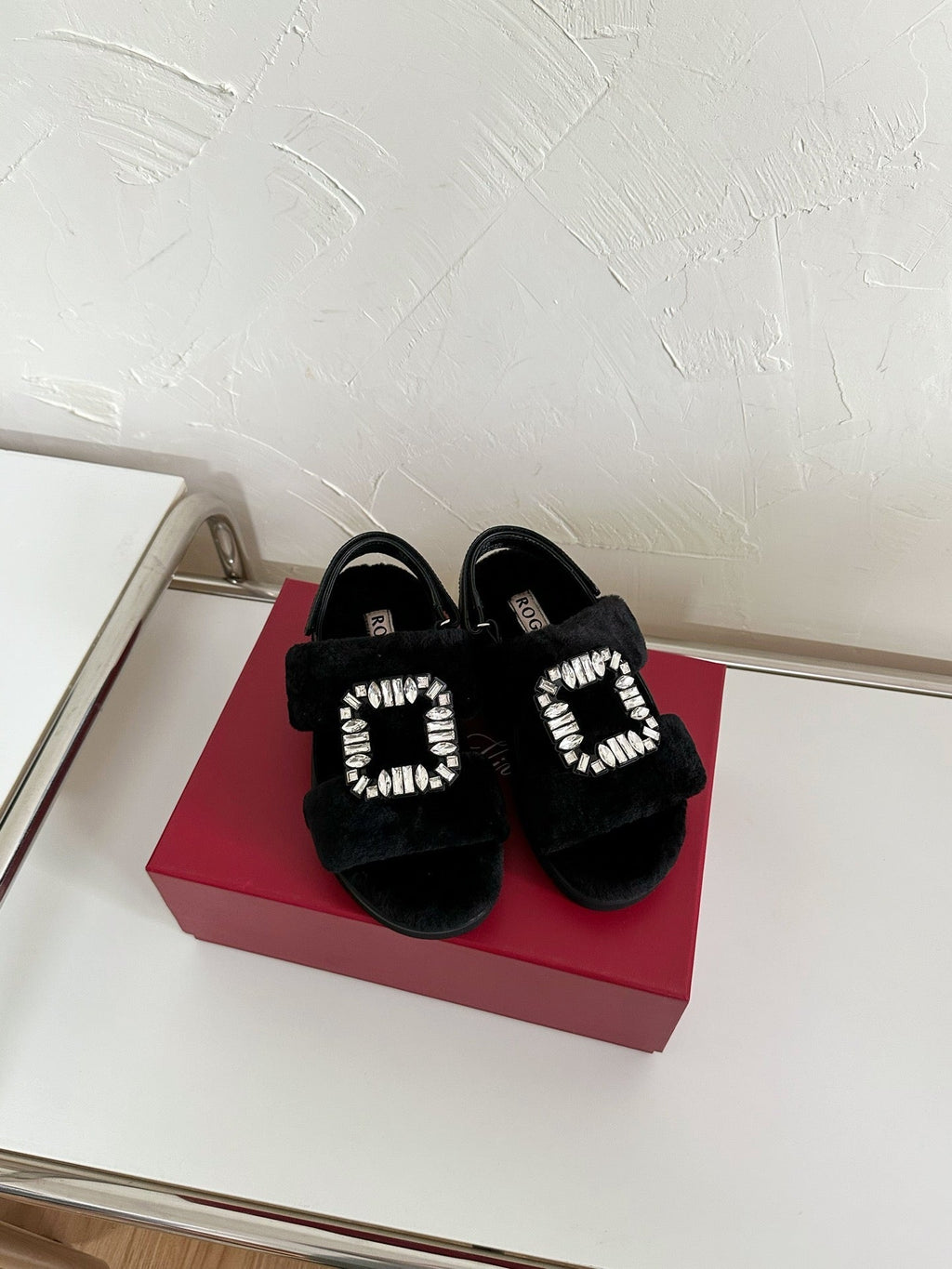 SLIDY VIV' WINTER FUR STRASS BUCKLE SANDALS IN BLACK SHEARLING