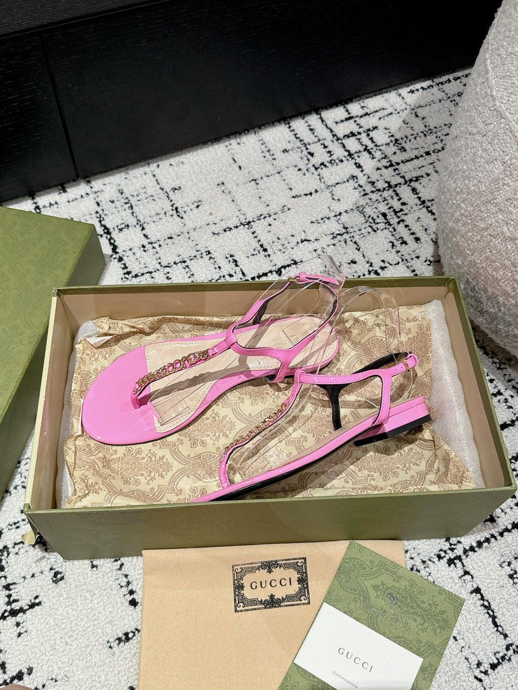 GUCCI THONG SANDAL IN FUSCIA PINK CALFSKIN WITH GOLD HARDWARE