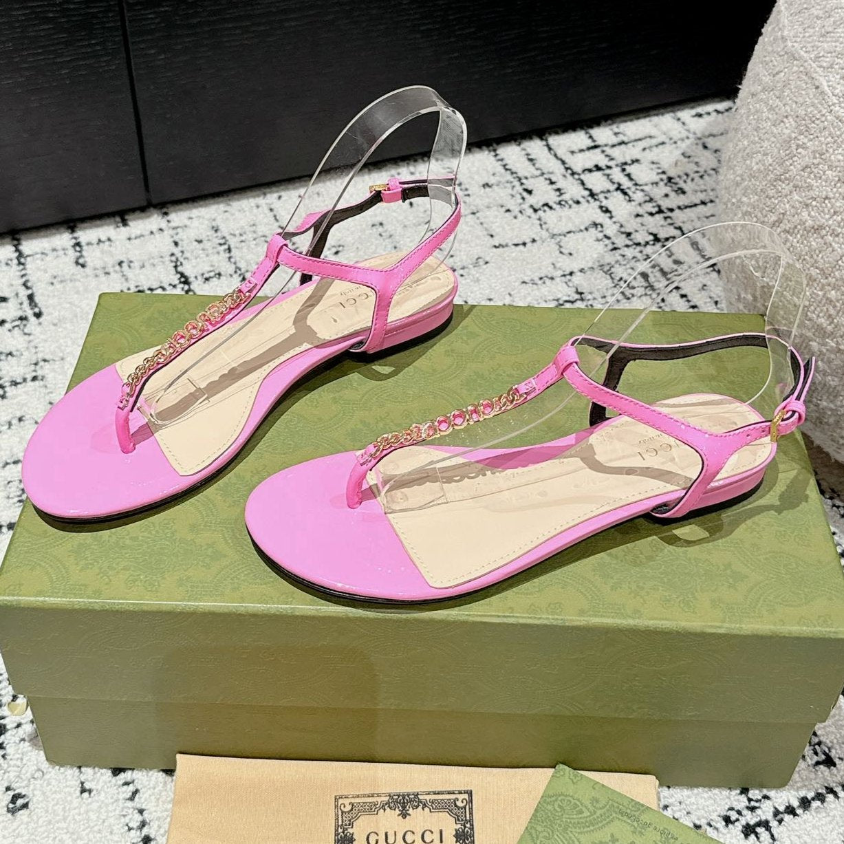 GUCCI THONG SANDAL IN FUSCIA PINK CALFSKIN WITH GOLD HARDWARE