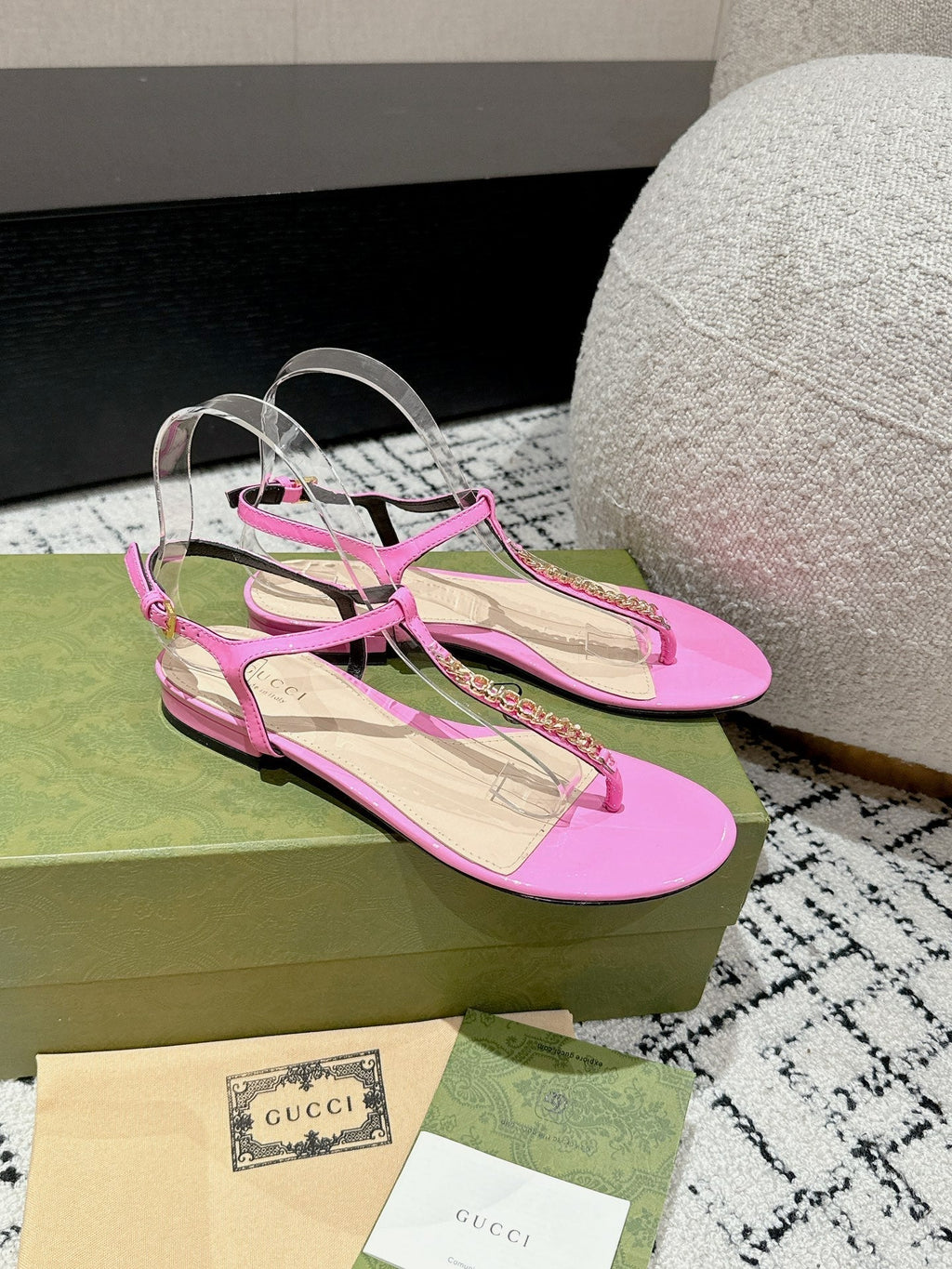 GUCCI THONG SANDAL IN FUSCIA PINK CALFSKIN WITH GOLD HARDWARE