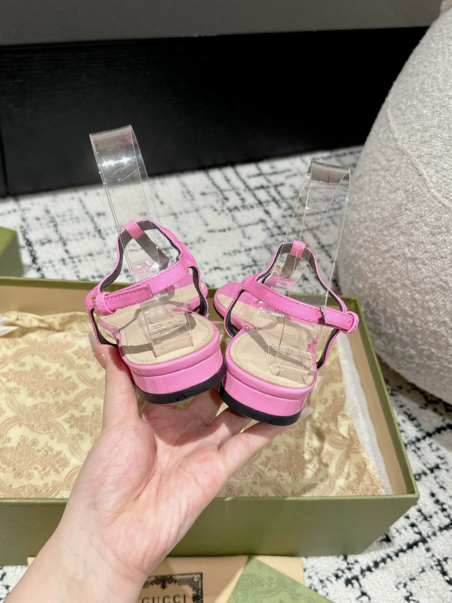GUCCI THONG SANDAL IN FUSCIA PINK CALFSKIN WITH GOLD HARDWARE