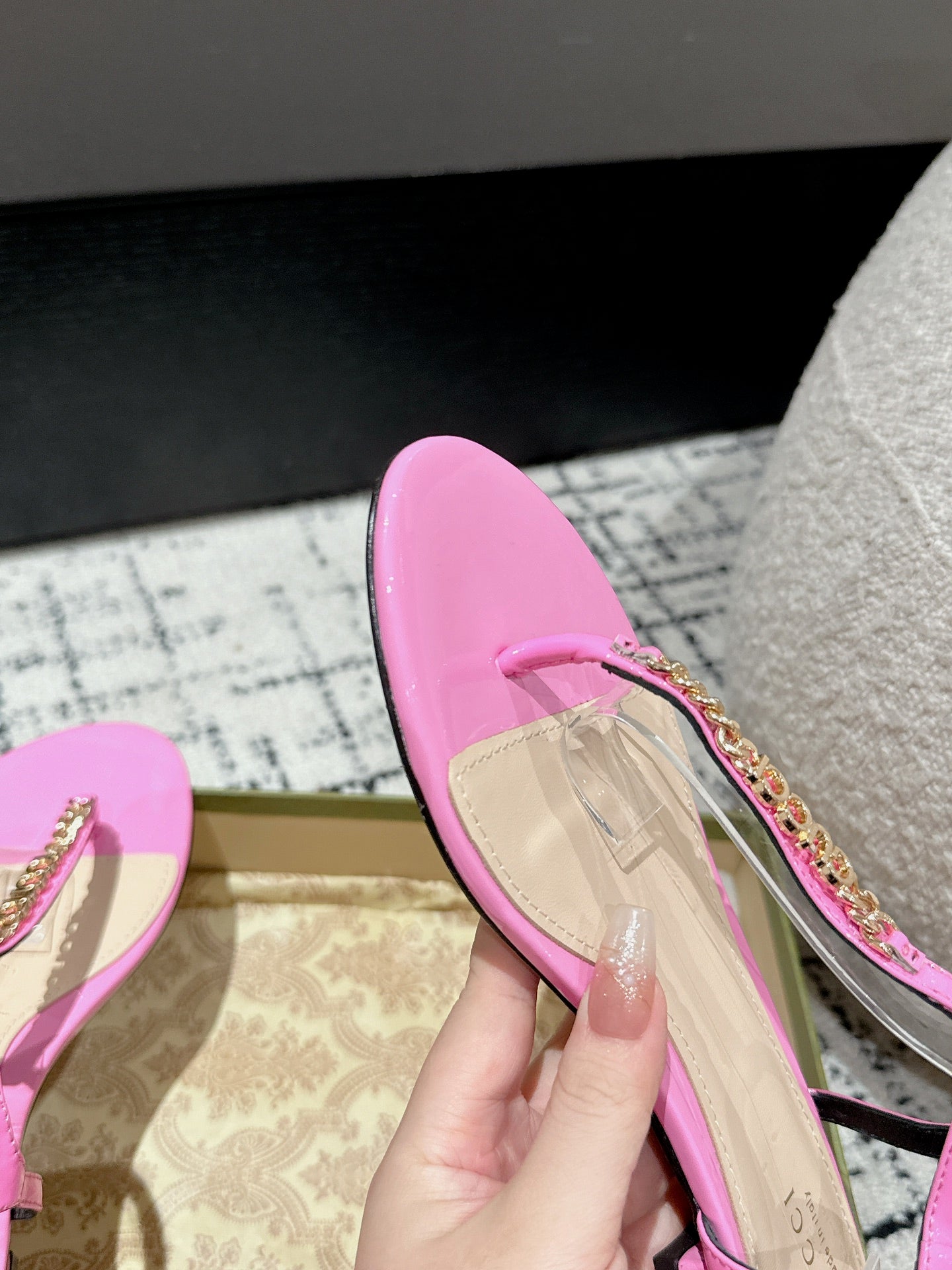 GUCCI THONG SANDAL IN FUSCIA PINK CALFSKIN WITH GOLD HARDWARE