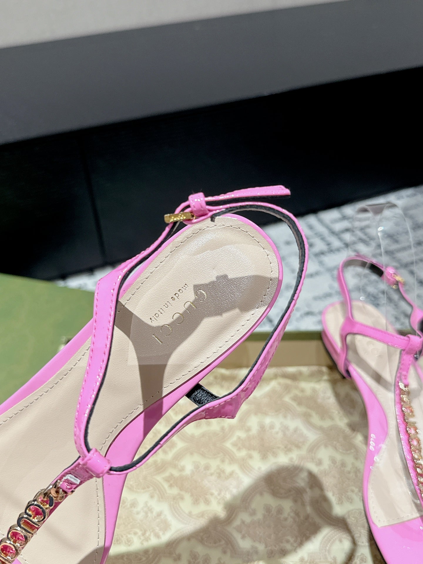 GUCCI THONG SANDAL IN FUSCIA PINK CALFSKIN WITH GOLD HARDWARE