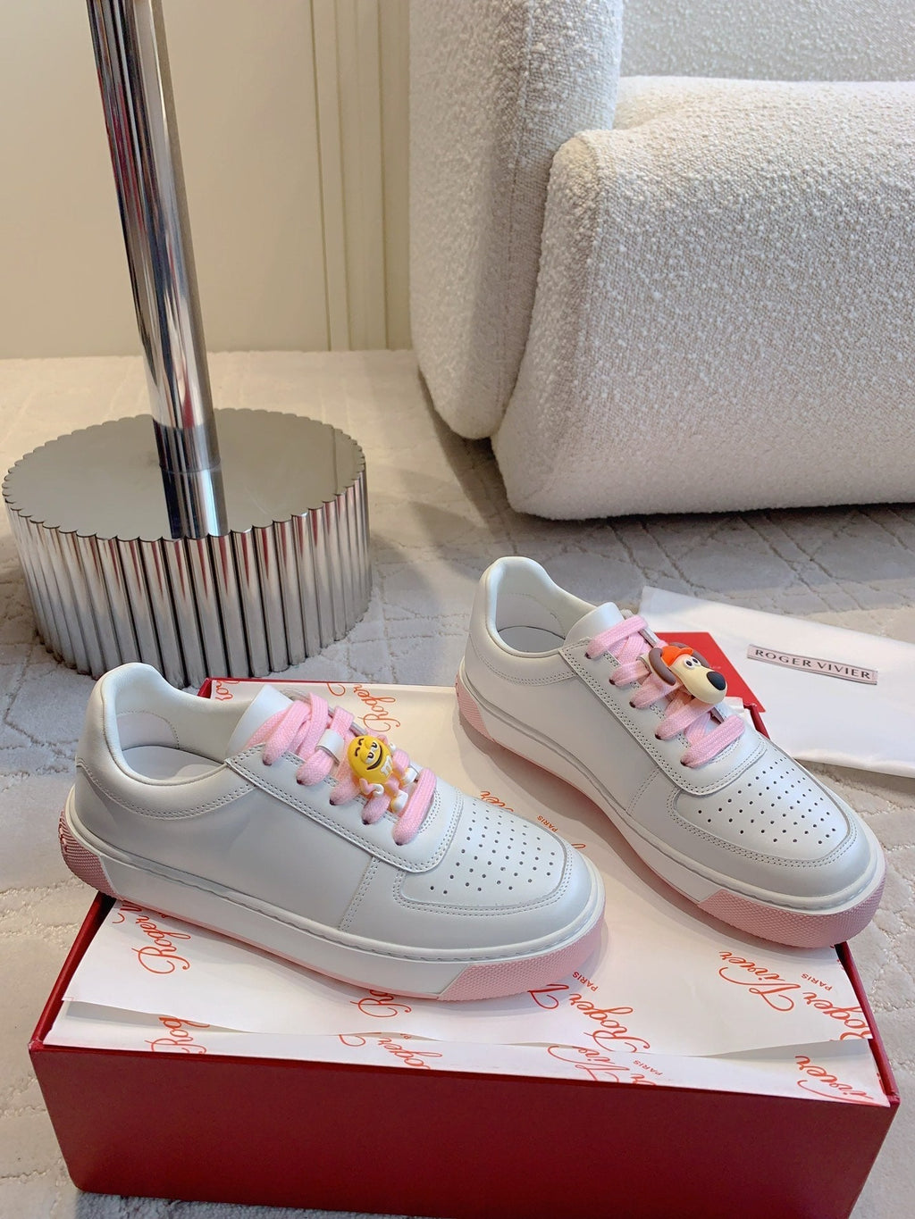 VIV' SKATE WHITE LEATHER SNEAKERS WITH PINK LACES AND CARTOON CHARMS