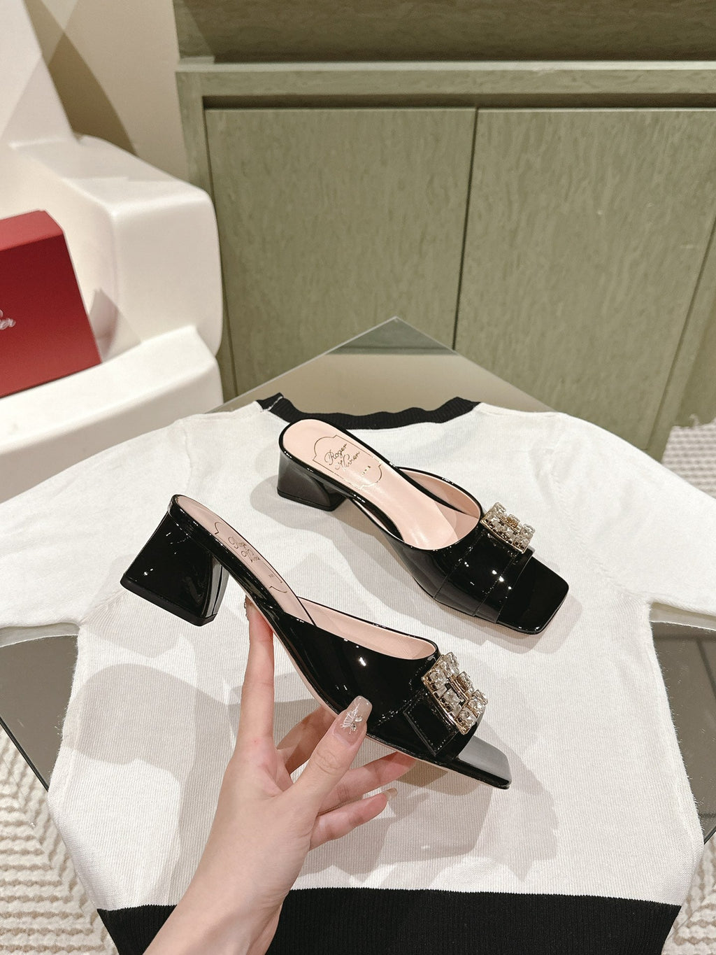 CRYSTAL HEEL MULE IN BLACK PATENT CALFSKIN WITH EMBELLISHED BUCKLE