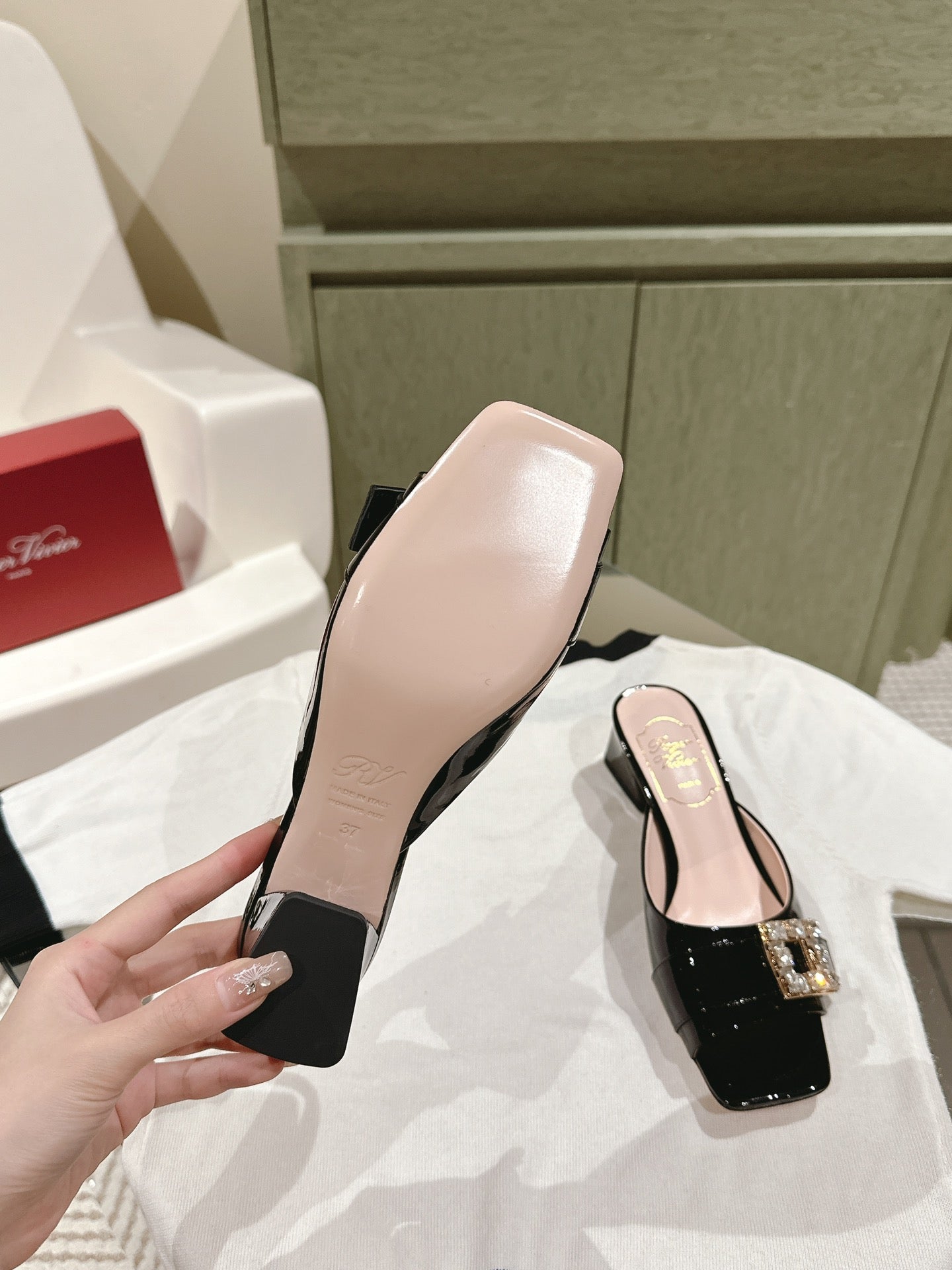 CRYSTAL HEEL MULE IN BLACK PATENT CALFSKIN WITH EMBELLISHED BUCKLE