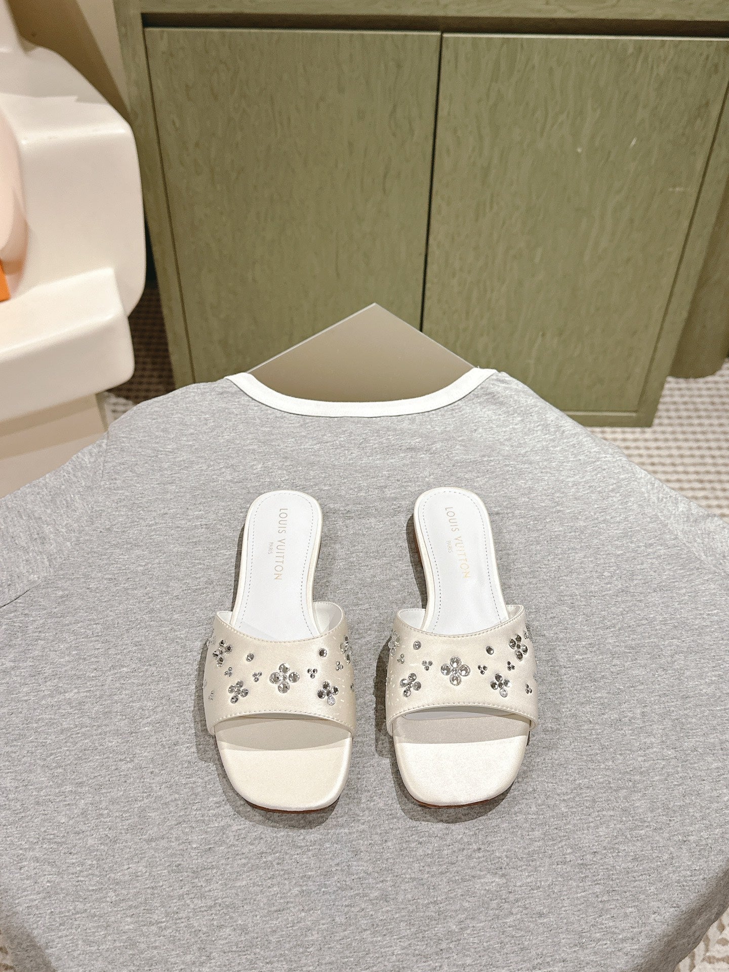 LOUIS VUITTON LV WOMEN FLAT MULE IN WHITE SATIN WITH RHINESTONE