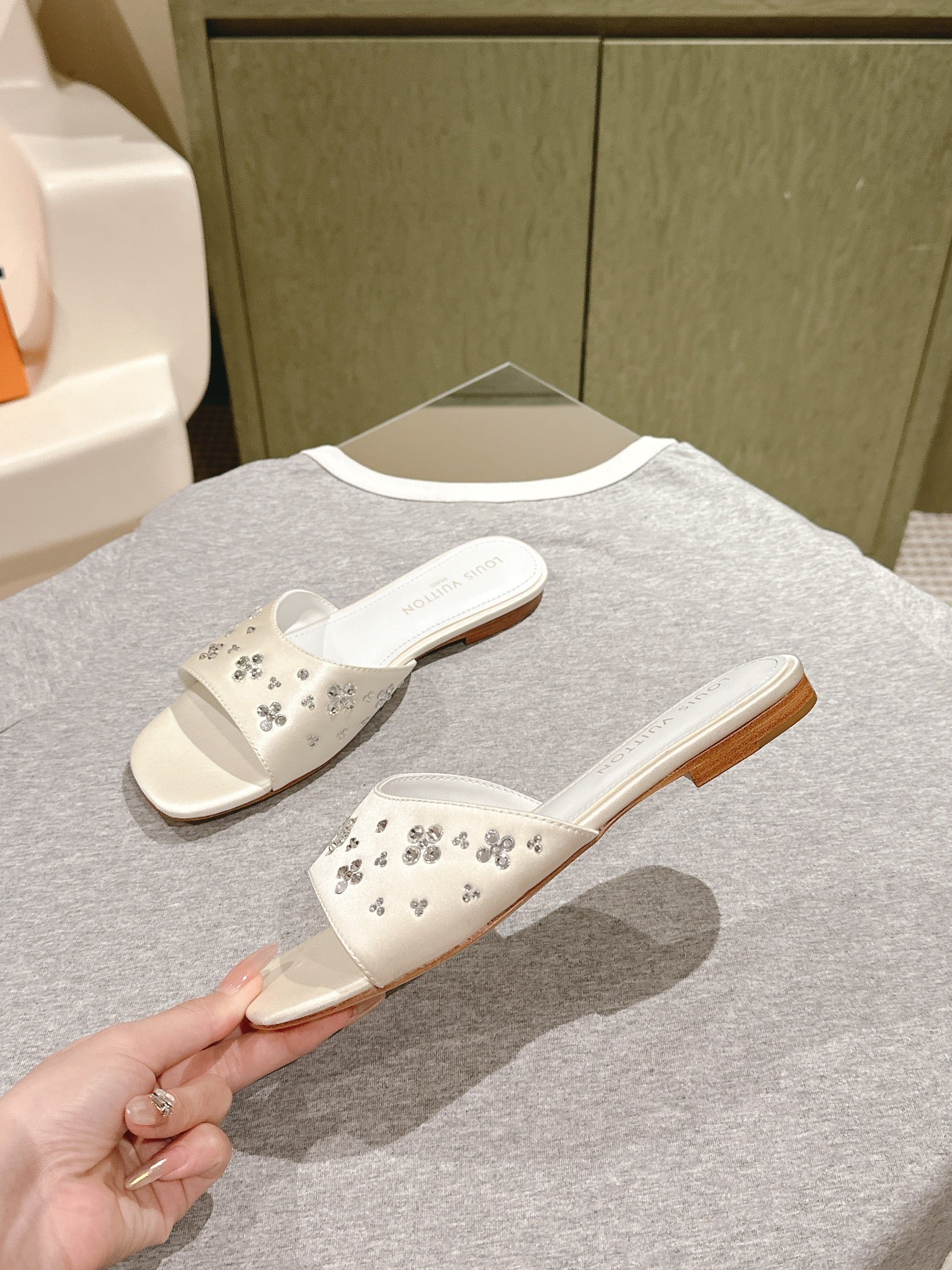 LOUIS VUITTON LV WOMEN FLAT MULE IN WHITE SATIN WITH RHINESTONE