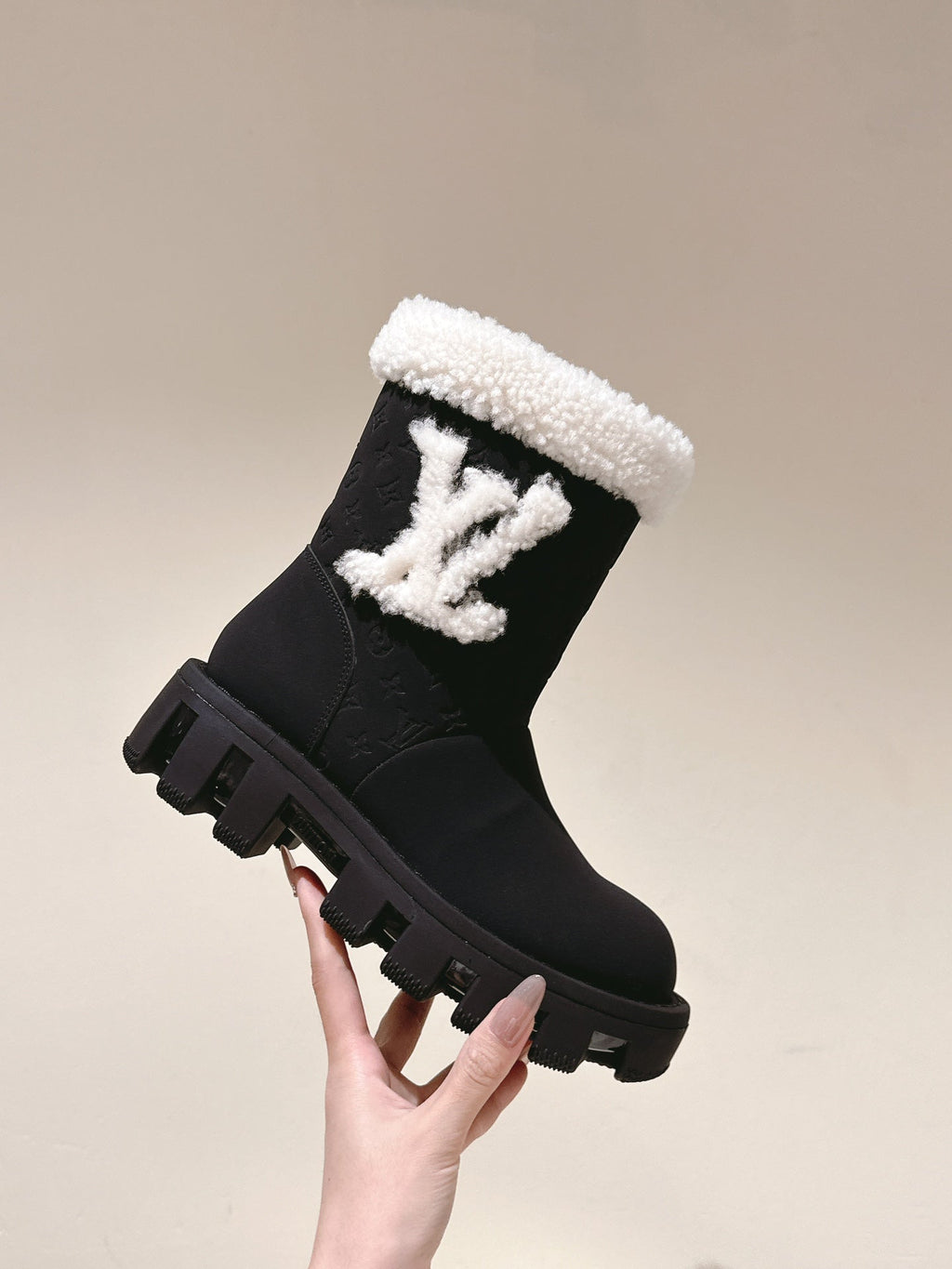LOUIS VUITTON ANKLE BOOTS IN BLACK EMBOSSED CALFSKIN AND WHITE SHEARLING