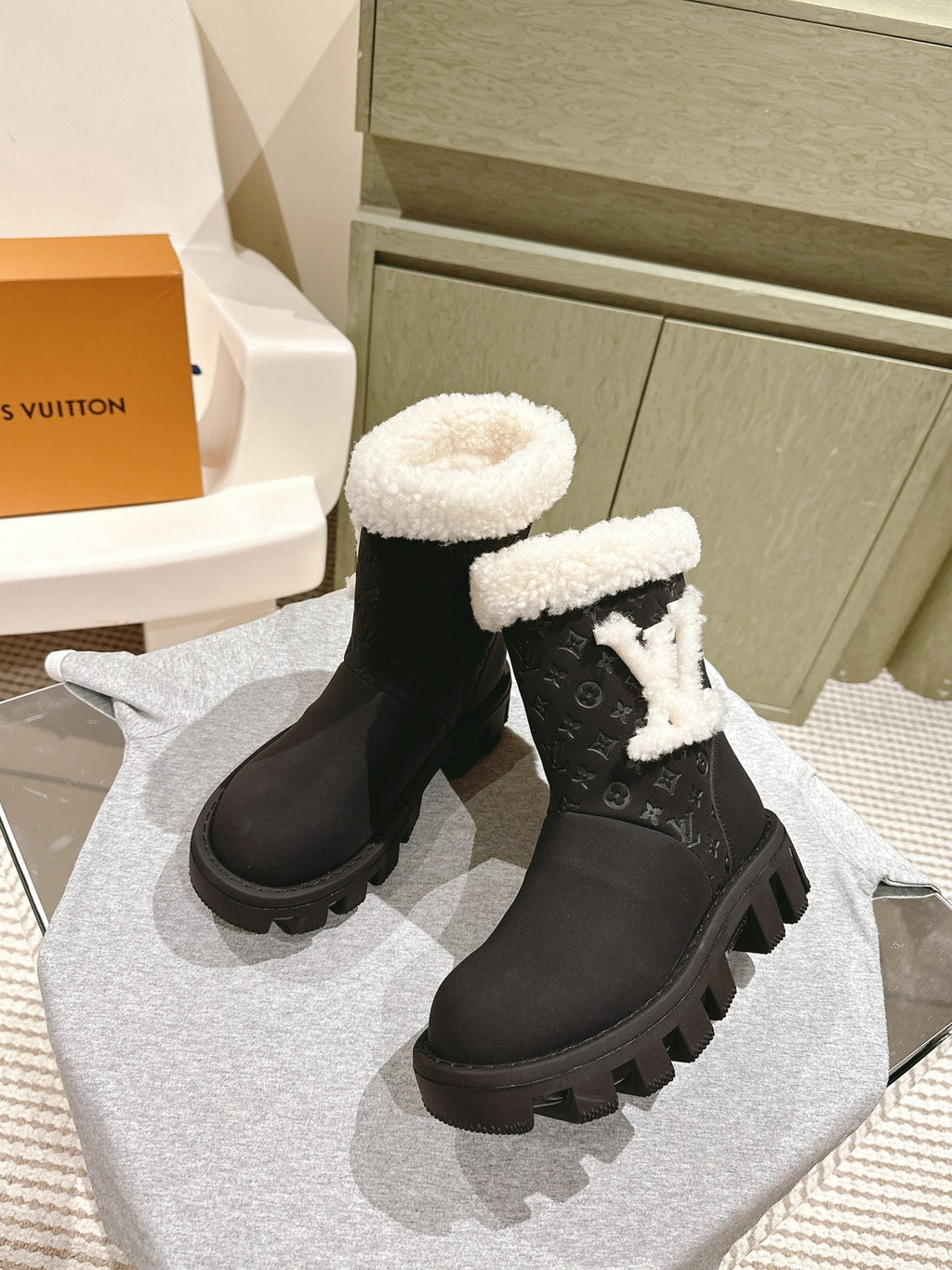 LOUIS VUITTON ANKLE BOOTS IN BLACK EMBOSSED CALFSKIN AND WHITE SHEARLING