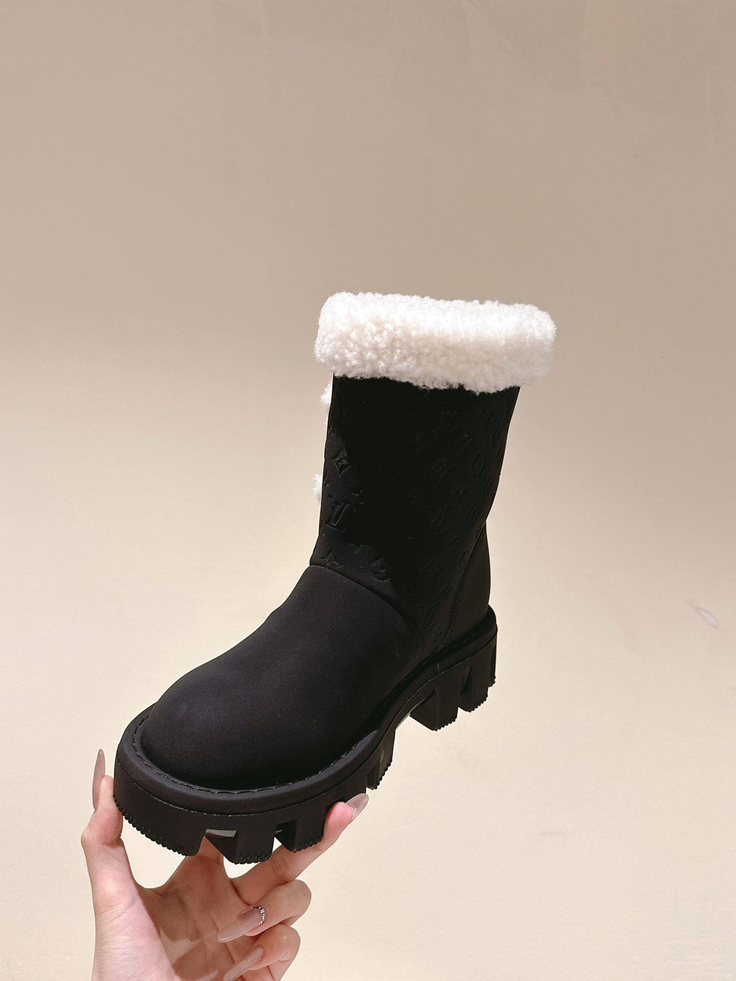 LOUIS VUITTON ANKLE BOOTS IN BLACK EMBOSSED CALFSKIN AND WHITE SHEARLING
