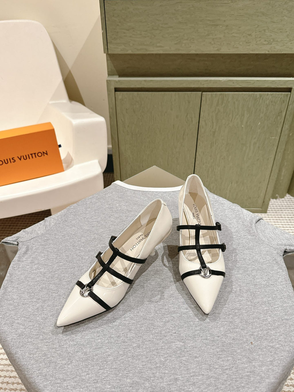 LOUIS VUITTON HIGH PUMP 45MM IN WHITE CALFSKIN WITH BLACK STRAPS