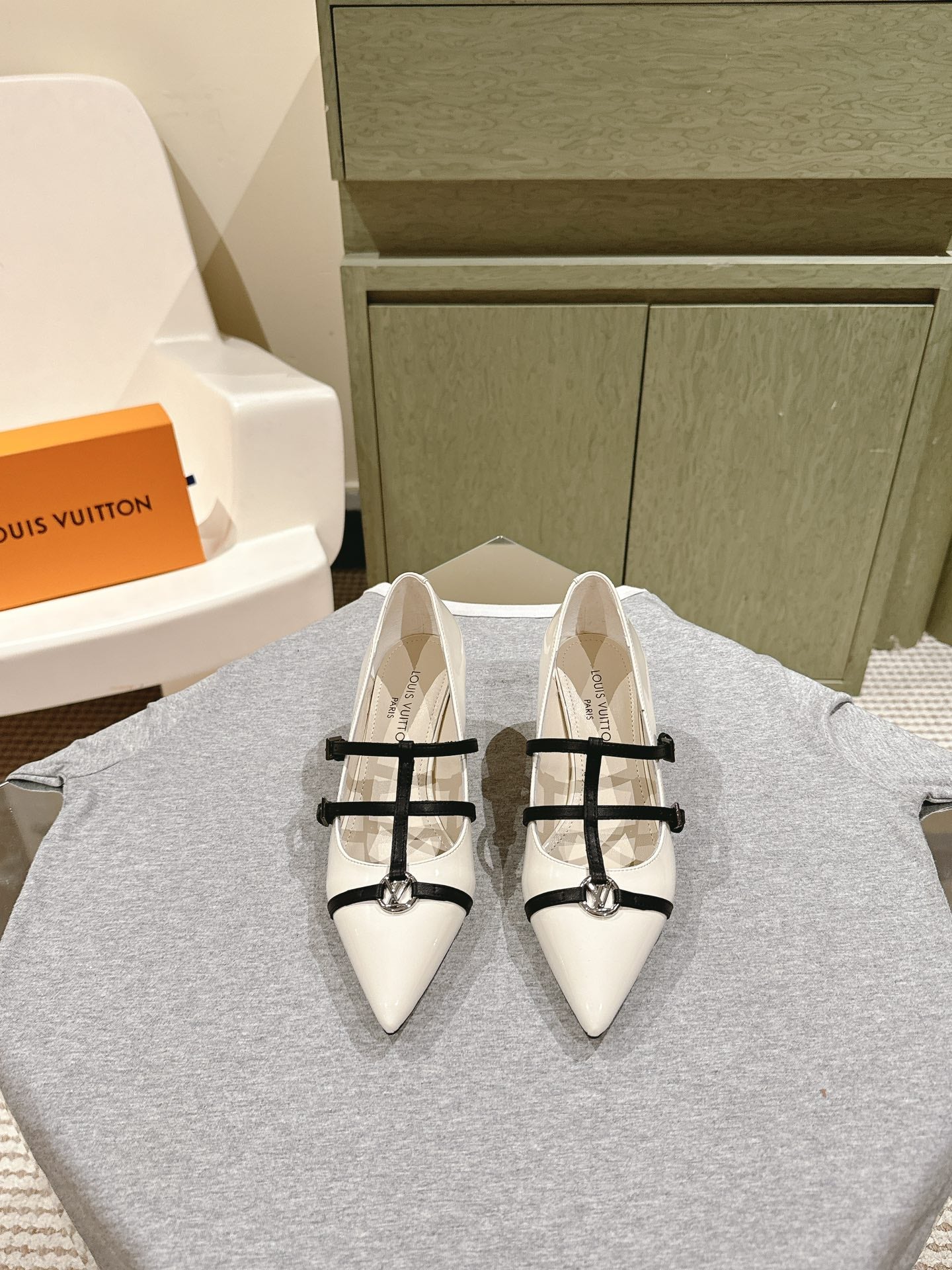 LOUIS VUITTON HIGH PUMP 45MM IN WHITE CALFSKIN WITH BLACK STRAPS
