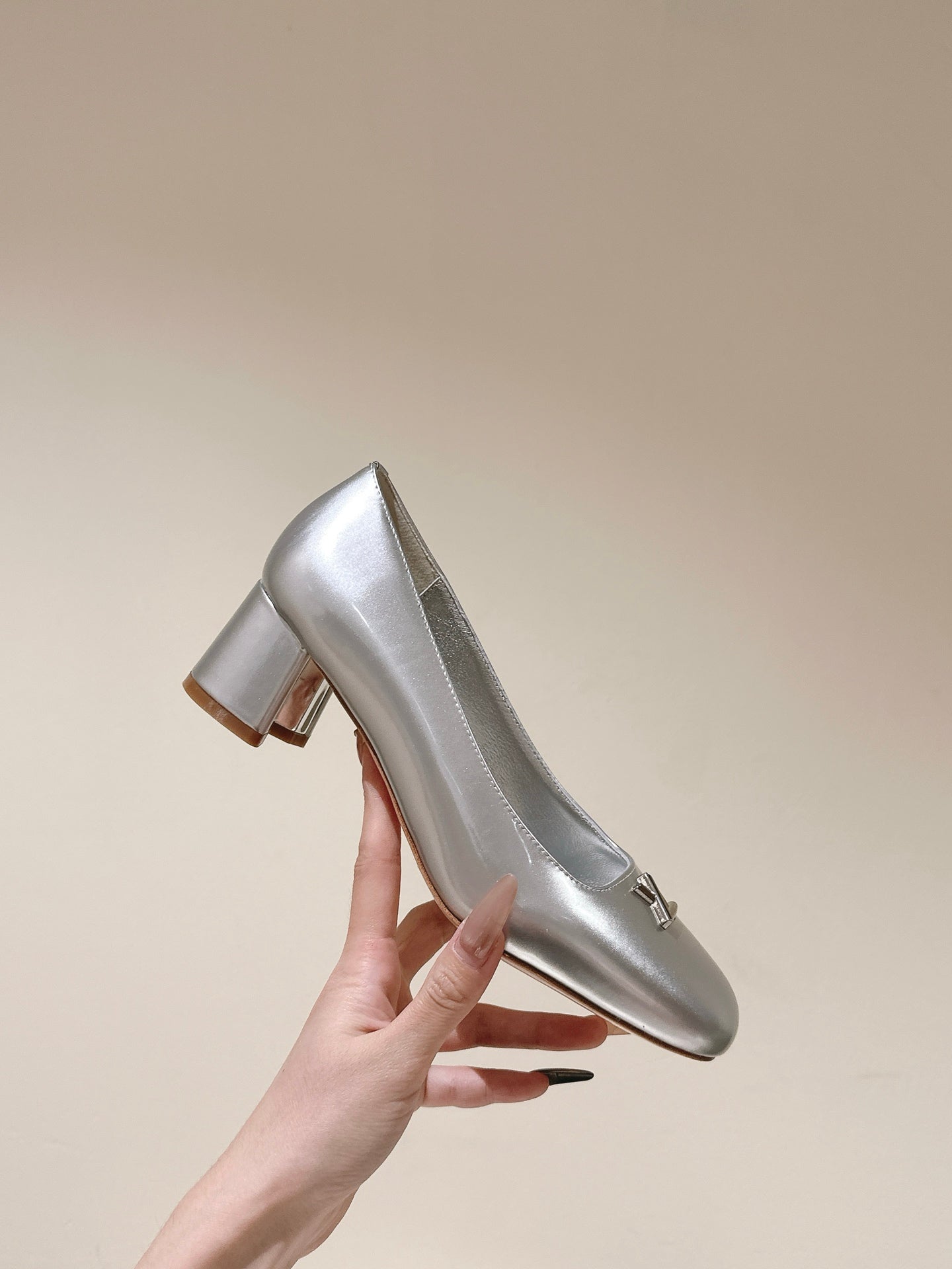 LOUIS VUITTON SWING HIGH PUMP 55 MM IN SILVER PATENT CALFSKIN