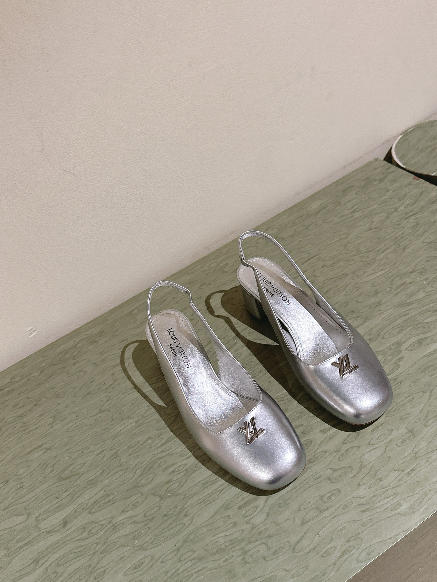 LOUIS VUITTON SWING SLINGBACK PUMP 55 MM IN SILVER CALFSKIN