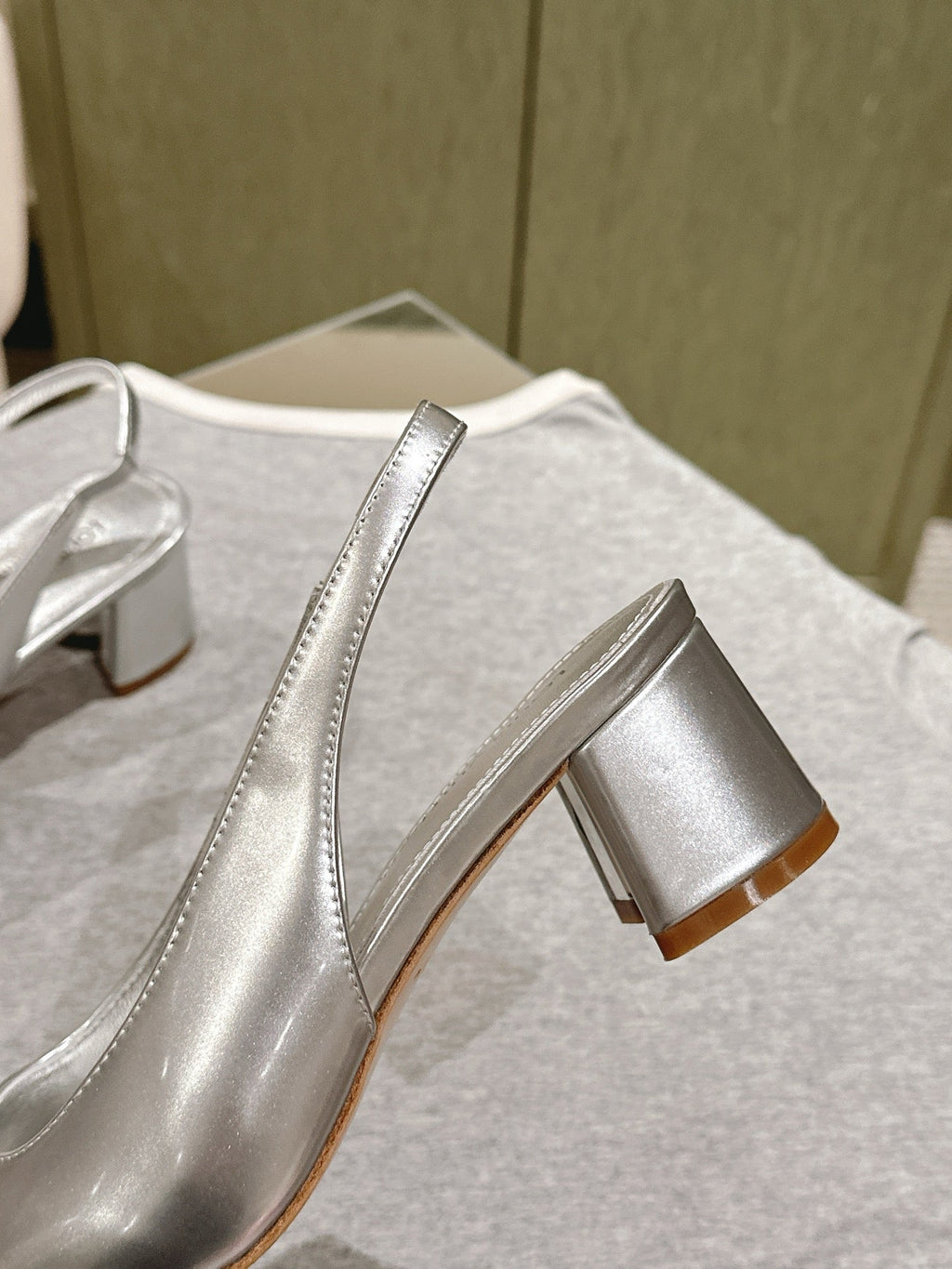 LOUIS VUITTON SWING SLINGBACK PUMP 55 MM IN SILVER CALFSKIN