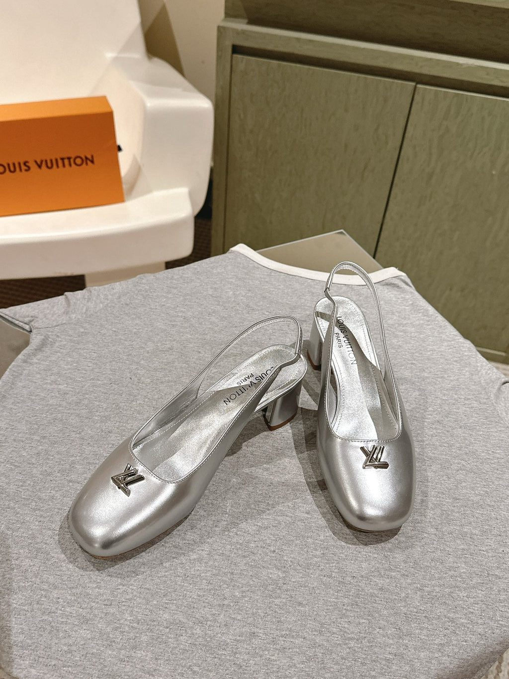 LOUIS VUITTON SWING SLINGBACK PUMP 55 MM IN SILVER CALFSKIN