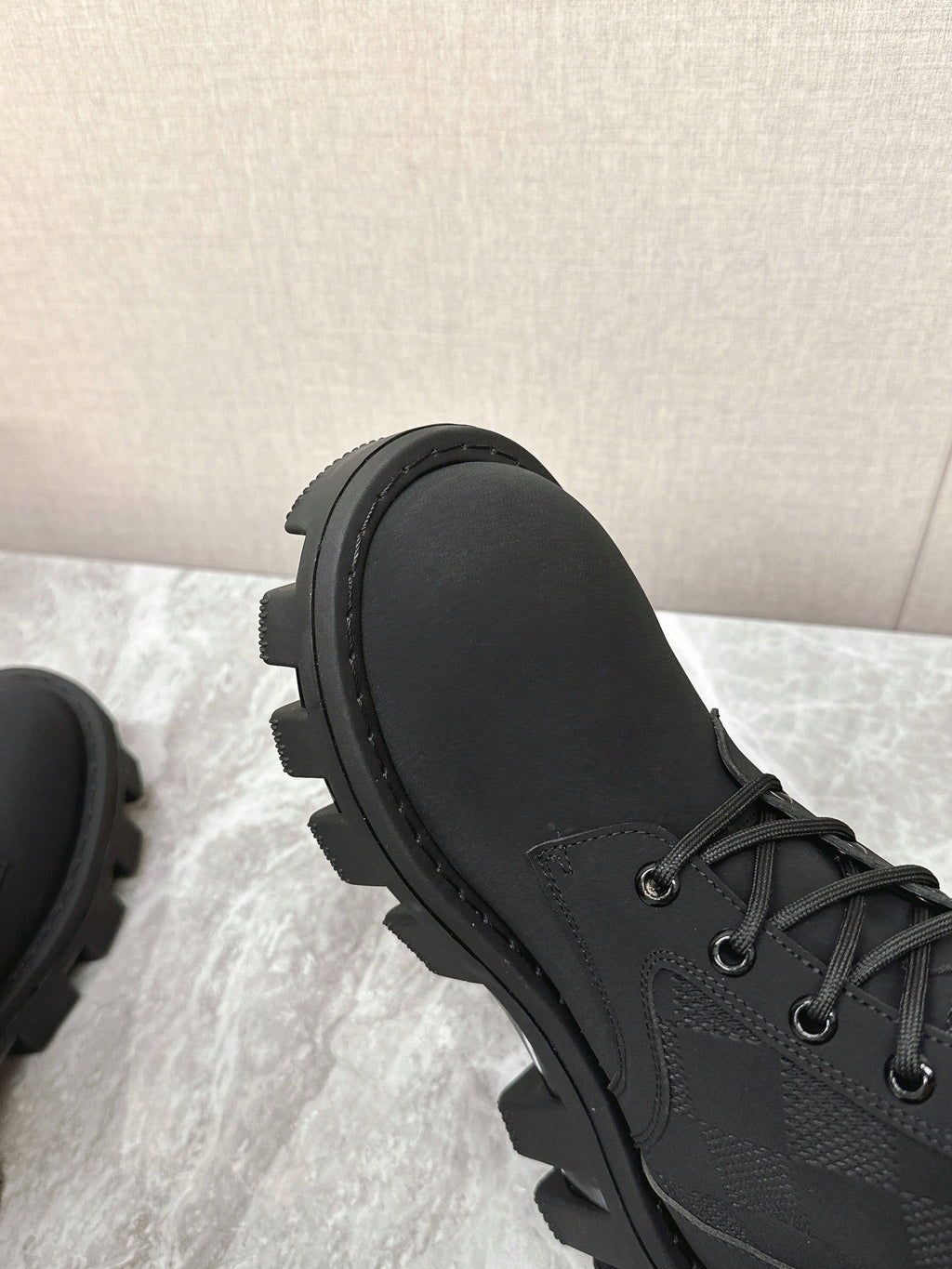 LOUIS VUITTON MARTIN ANKLE BOOTS IN BLACK SUEDE AND WHITE SHEARLING LINING
