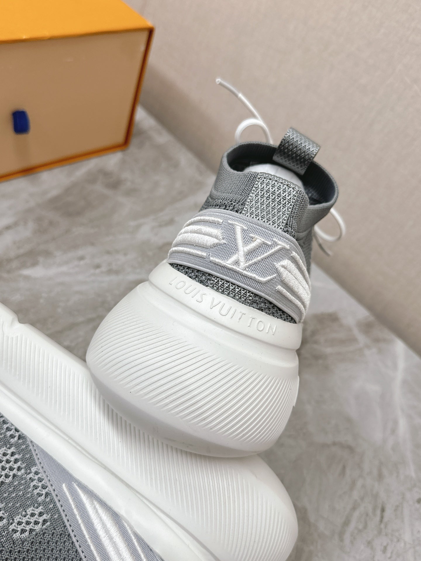 LOUIS VUITTON SNEAKERS IN DOVE GRAY DAMIER ELASTIC FABRIC