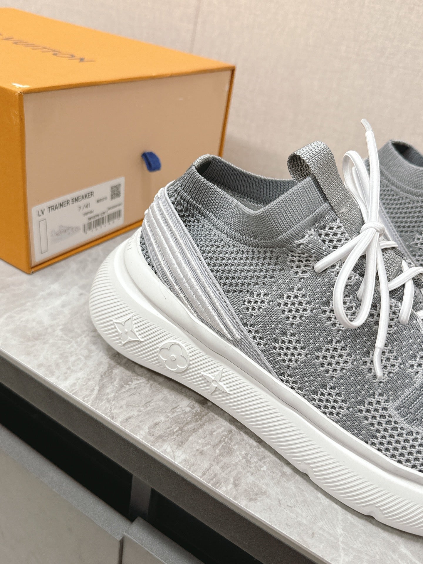 LOUIS VUITTON SNEAKERS IN DOVE GRAY DAMIER ELASTIC FABRIC