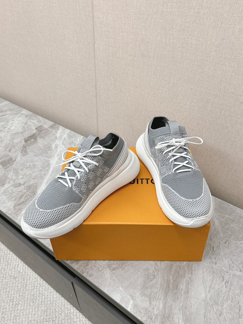 LOUIS VUITTON SNEAKERS IN DOVE GRAY DAMIER ELASTIC FABRIC
