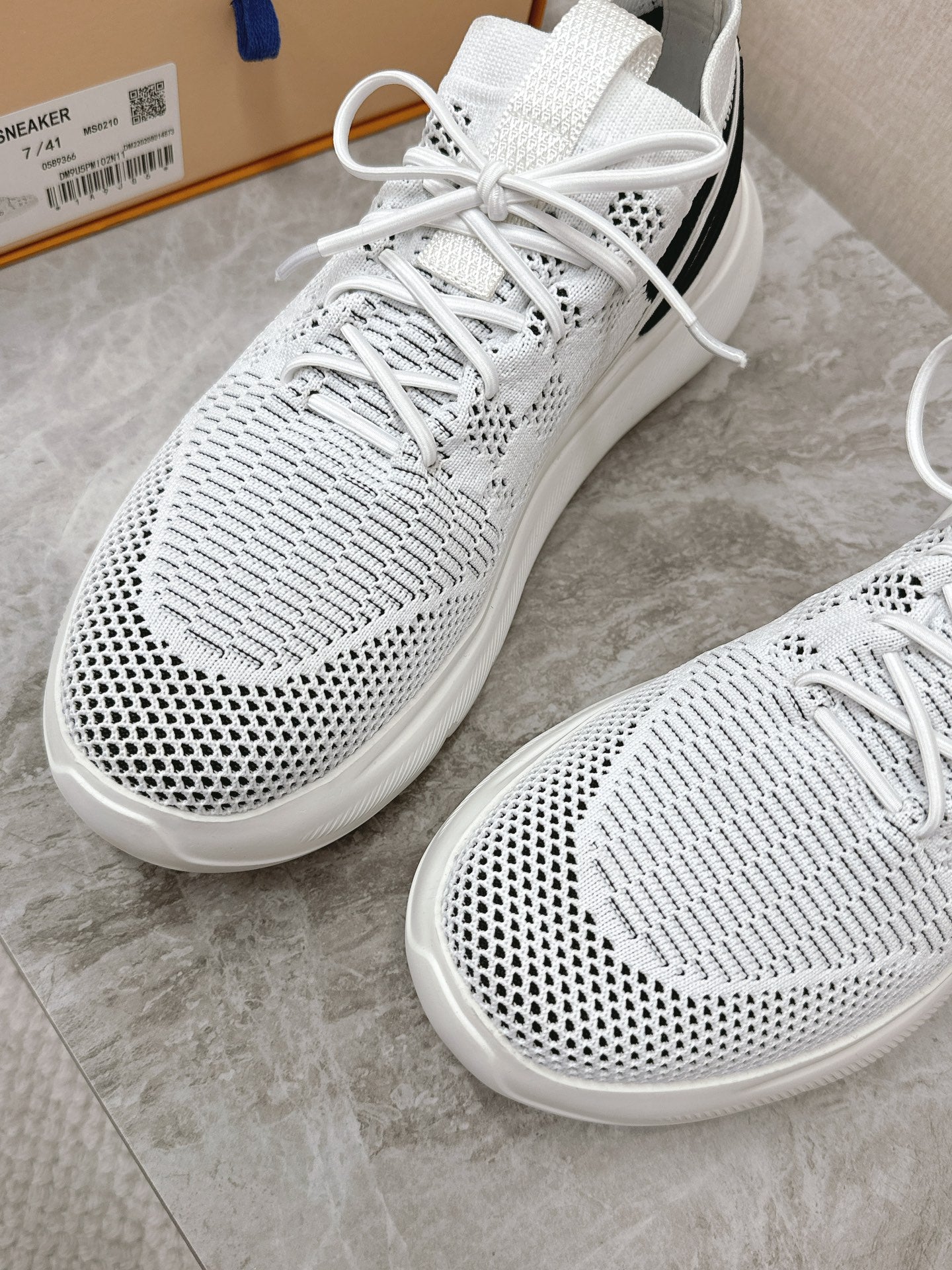 LOUIS VUITTON SNEAKERS IN WHITE DAMIER ELASTIC FABRIC