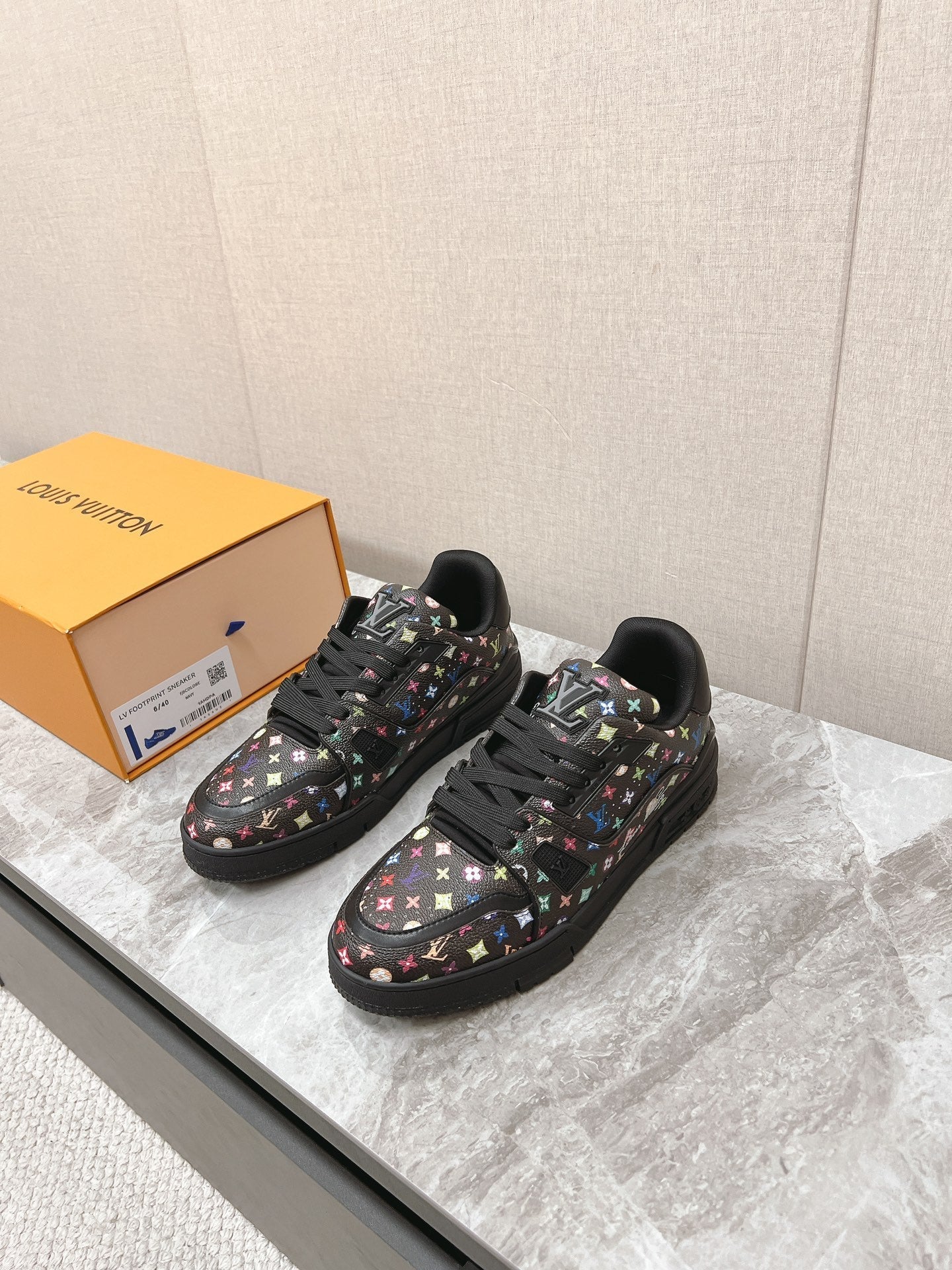 LOUIS VUITTON TRAINER SNEAKER IN BLACK MIX COLORFUL CALFSKIN