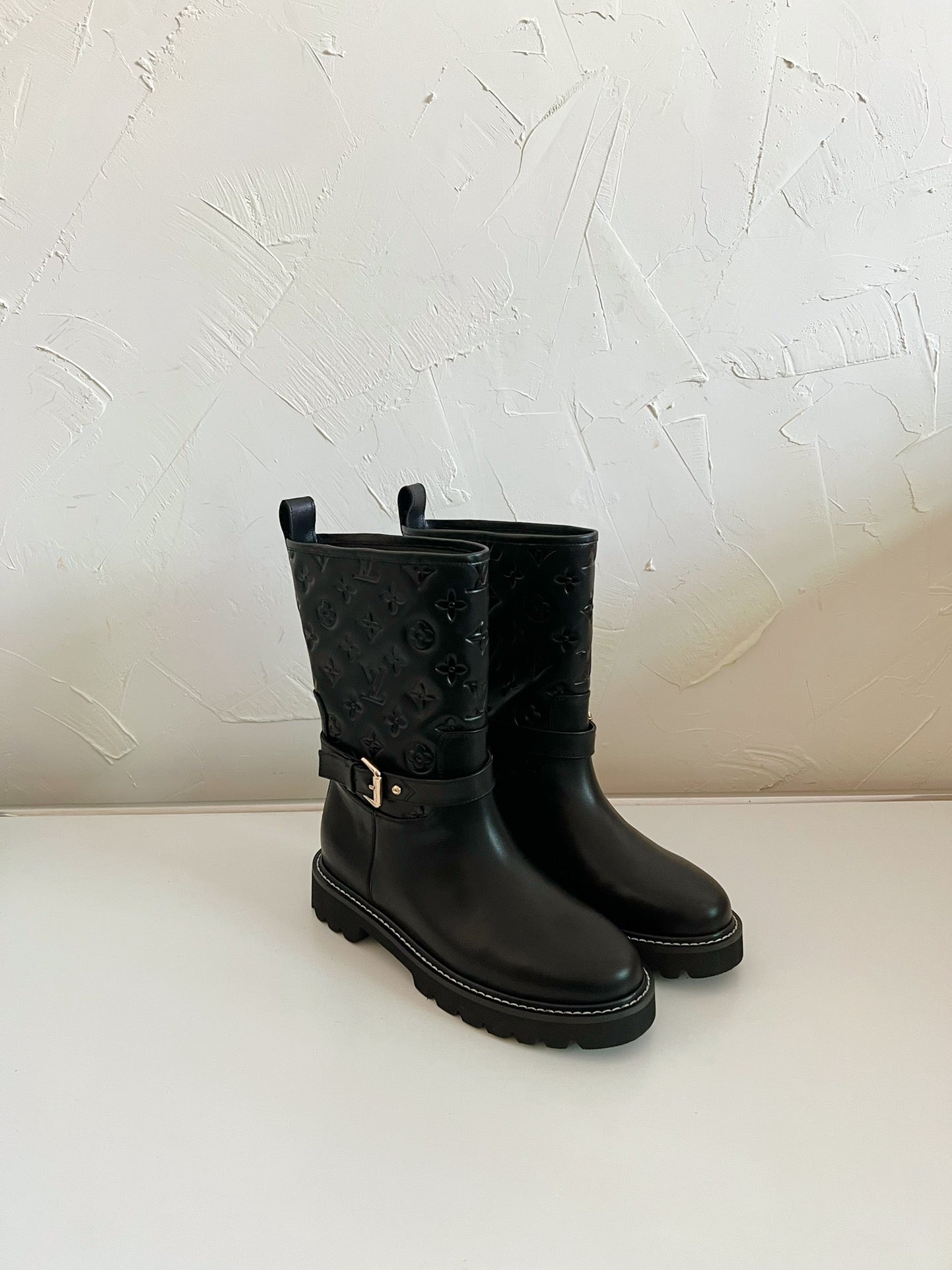 LOUIS VUITTON TERRITORY FLAT ANKLE BOOT IN BLACK EMBOSSED CALFSKIN